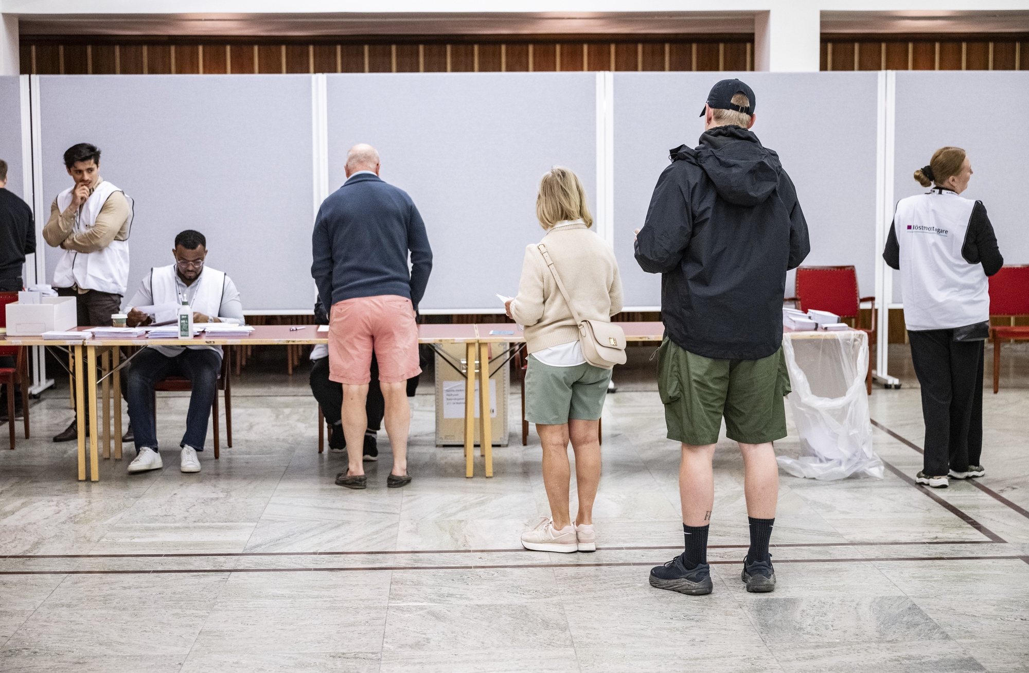 epa11399827 People vote during the European Parliament election at a polling station in the Town Hall of Malmo, Sweden, 09 June 2024. The European Parliament elections take place across EU member states from 06 to 09 June 2024.  EPA/JOHAN NILSSON  SWEDEN OUT