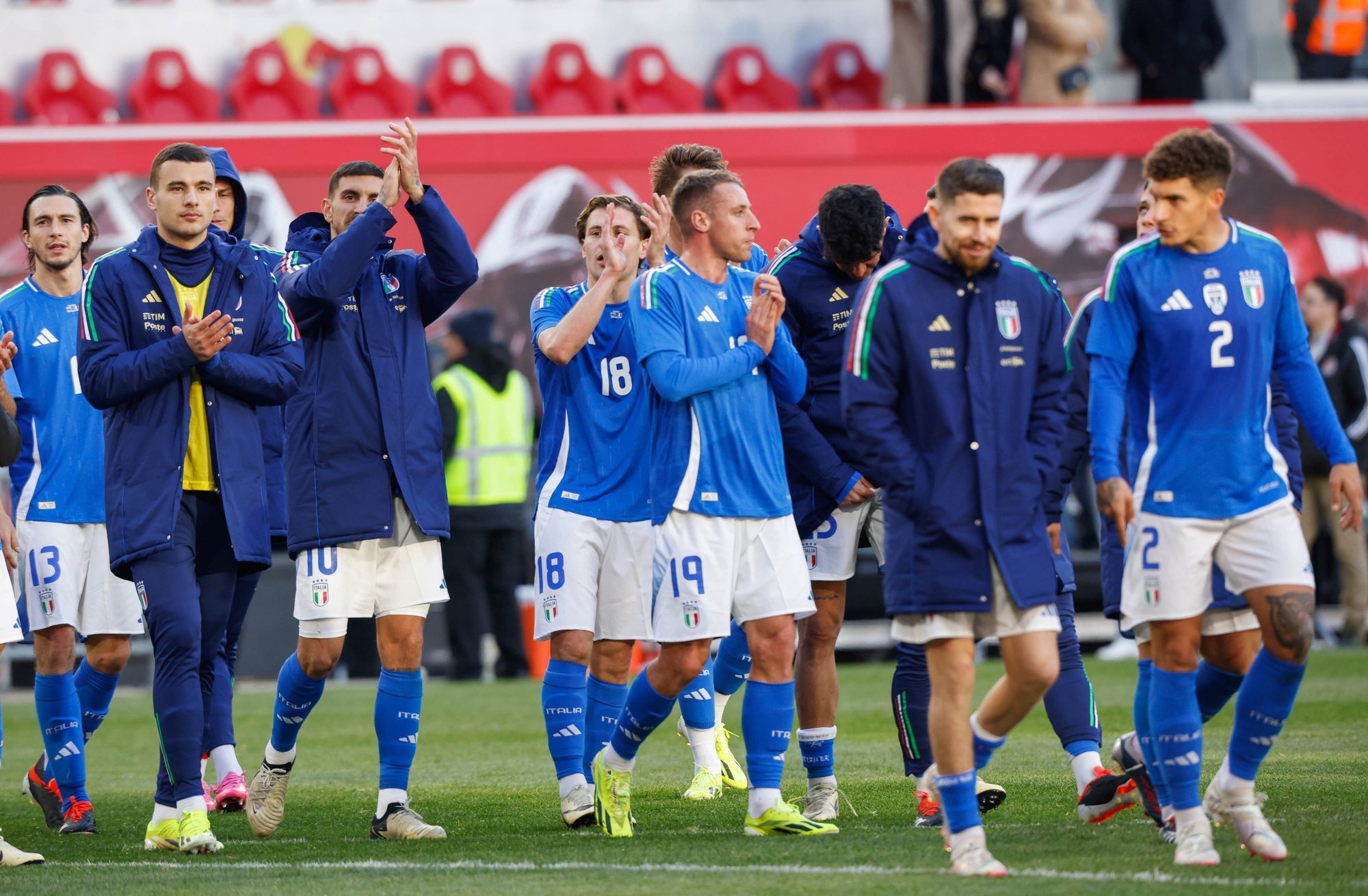 epa11241817 Players of Italy greet their supporters after winning the international friendly soccer match between Italy and Ecuador, in Harrison, New Jersey, USA, 24 March 2024.  EPA/KENA BETANCUR