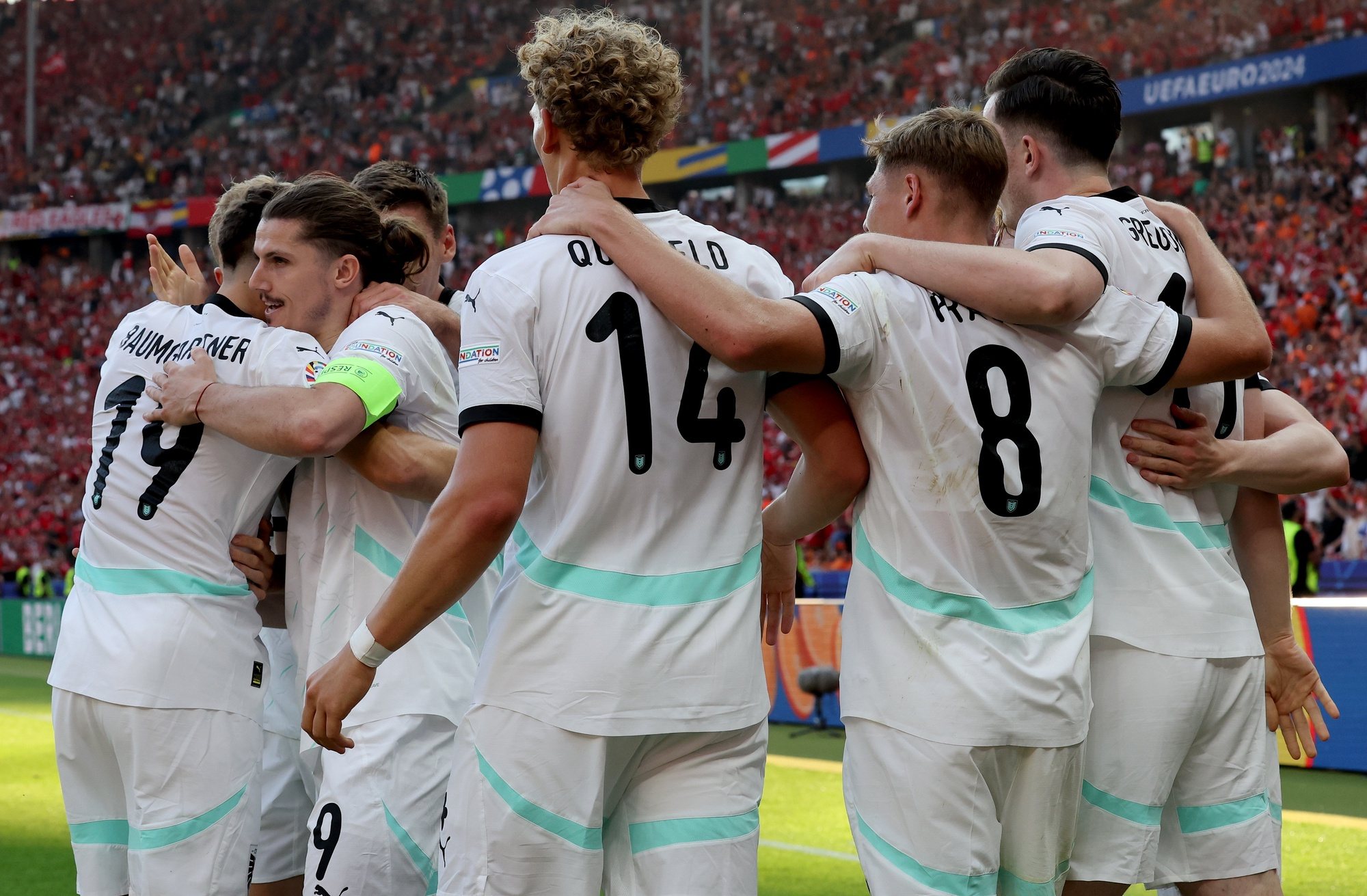 epa11437318 Marcel Sabitzer (2L) of Austria celebrates with teammates after scoring his team&#039;s third goal during the UEFA EURO 2024 group D match between Netherlands and Austria, in Berlin, Germany, 25 June 2024.  EPA/ABEDIN TAHERKENAREH