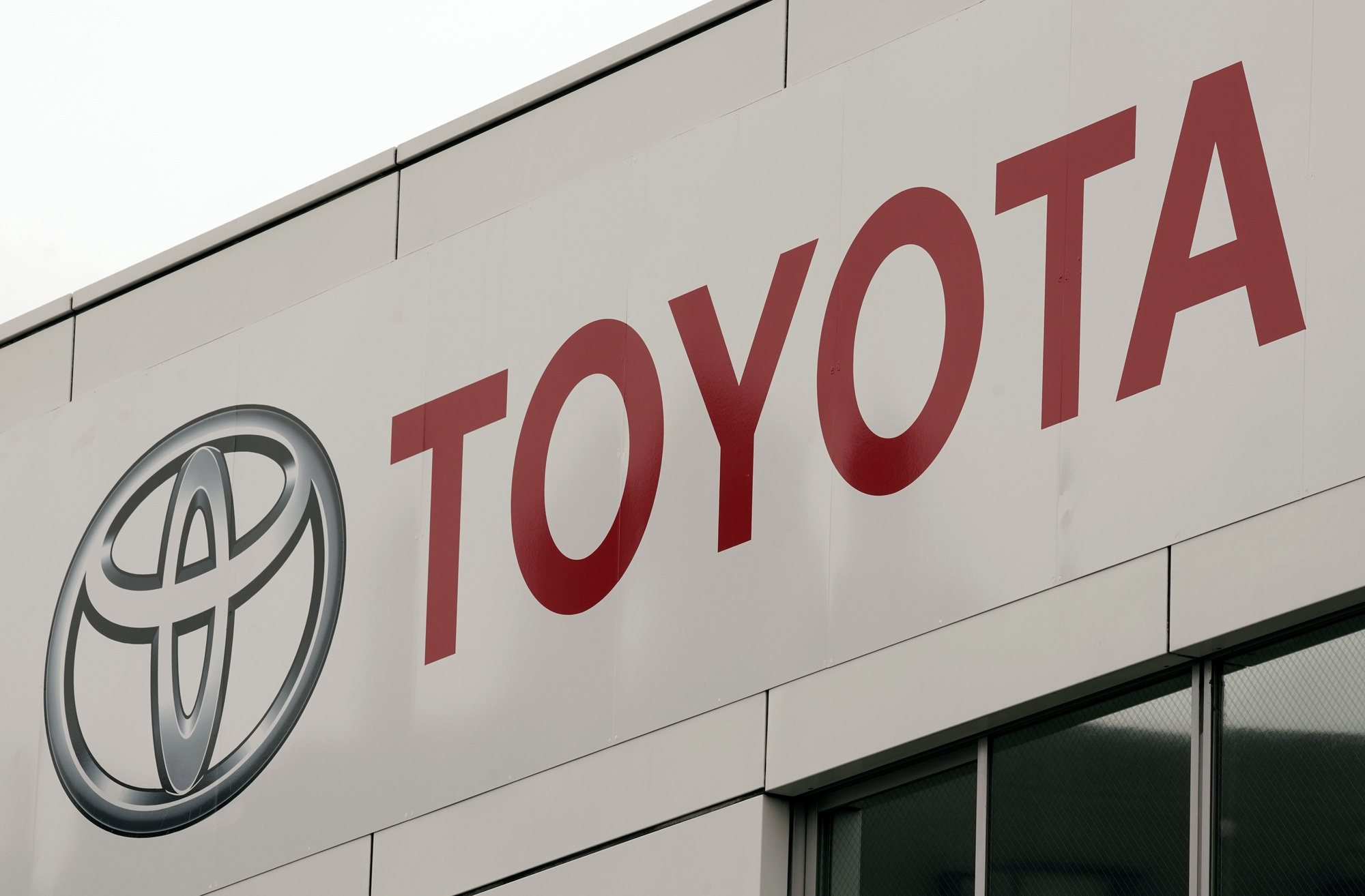 epa08415994 The logo of Toyota Motor is seen at a dealer in Tokyo, Japan, 12 May 2020. Toyota Motor Corp. said on 12 May 2020 that it expects to post its lowest operating profit in the fiscal year ending on 31 March, down 80 percent due to the coronavirus pandemic and its effects on the economy.  EPA/KIMIMASA MAYAMA