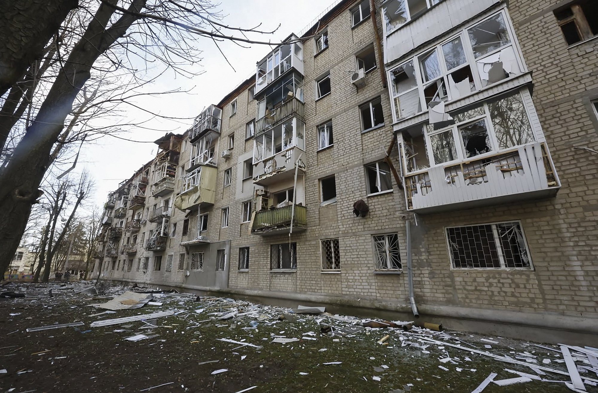 epa11247046 The site of shelling near residential buildings in Kharkiv, Ukraine, 27 March 2024, amid the Russian invasion. At least one man was killed and 16 others injured, including four children, after  Russian shelling on the Kharkiv district by an unidentified weapon, presumed to be the new UMPB D-30SN glide bomb, according to the head of the Kharkiv military administration, Oleg Synegubov. Russian troops entered Ukrainian territory on 24 February 2022, starting a conflict that has provoked destruction and a humanitarian crisis.  EPA/SERGEY KOZLOV