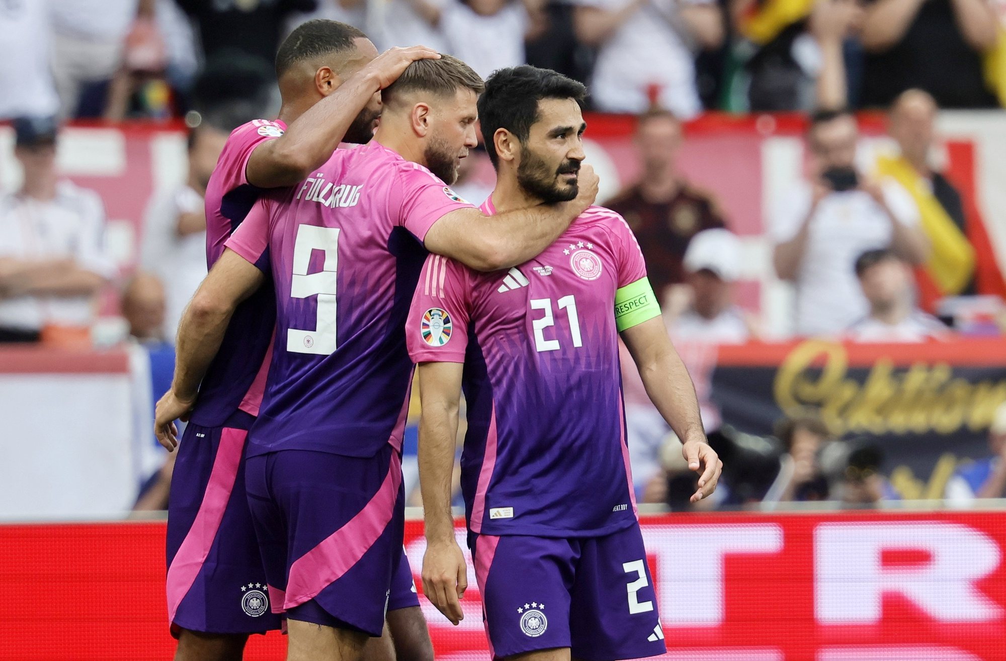epa11423463 Ilkay Guendogan of Germany (R) is celebrated by teammates after scoring the 2-0 goal during the UEFA EURO 2024 Group A soccer match between Germany and Hungary, in Stuttgart, Germany, 19 June 2024.  EPA/RONALD WITTEK