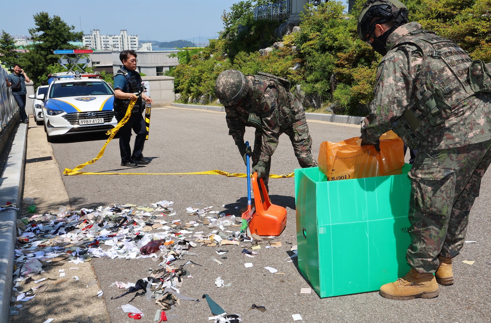 epa11385076 Military personnel collect the debris of balloons sent by North Korea in Incheon, west of Seoul, South Korea, 02 June 2024.  EPA/YONHAP SOUTH KOREA OUT