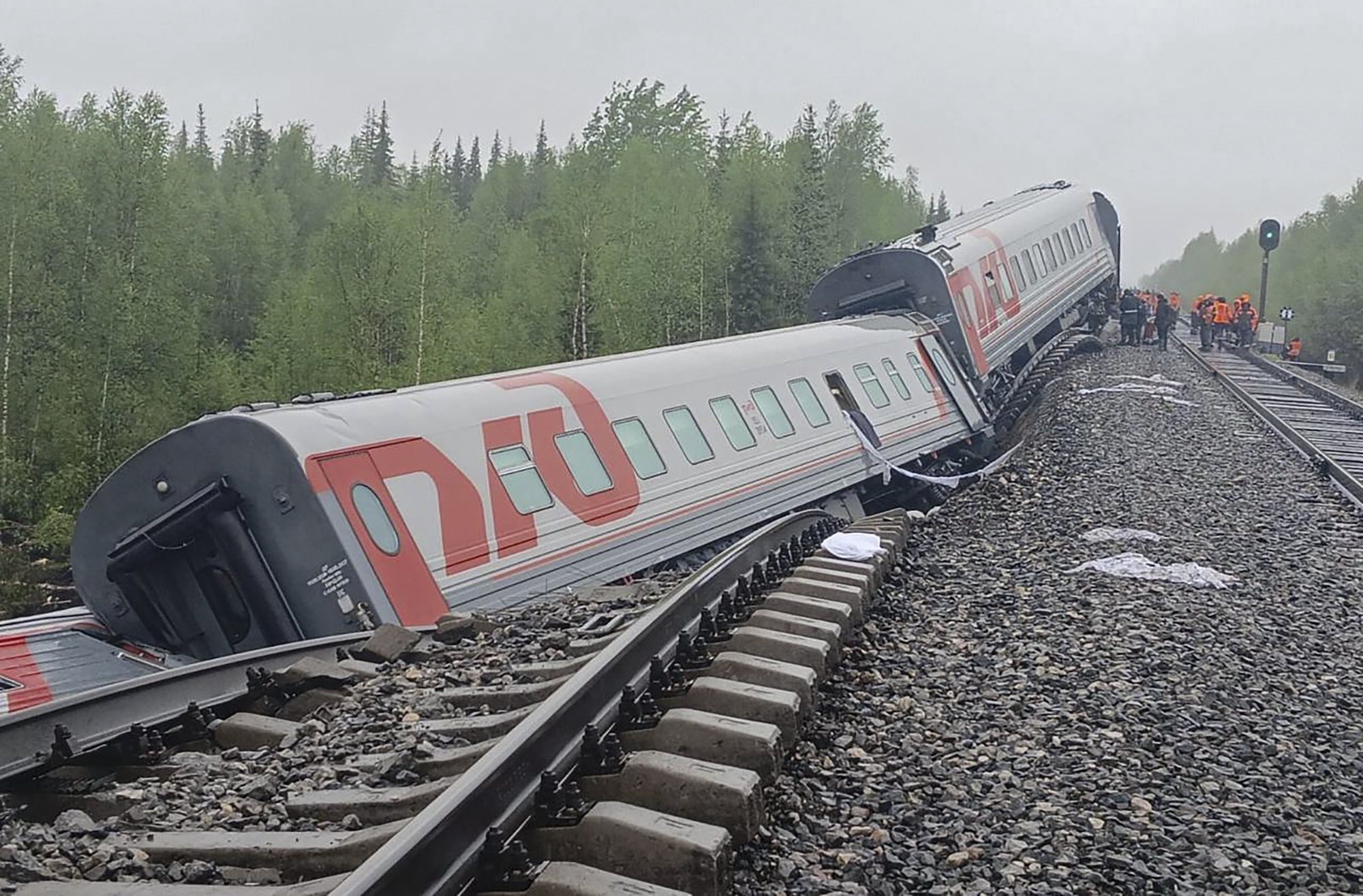 epa11441508 A handout photo made available by the North-West Transport Prosecutor&#039;s Office press service shows a passenger train derailment on the Inta-Ugolny stretch to Komi in the northern republic of Komi, Russia, 27 June 2024. Russian Railways reported that nine carriages overturned in the derailment of passenger train No. 511 Vorkuta - Novorossiysk. More than 70 people were injured, with ten of them in serious condition, according to Russian Railways.  EPA/NORTH-WEST TRANSPORT PROSECUTOR&#039;S OFFICE PRESS SERVICE HANDOUT  HANDOUT EDITORIAL USE ONLY/NO SALES HANDOUT EDITORIAL USE ONLY/NO SALES