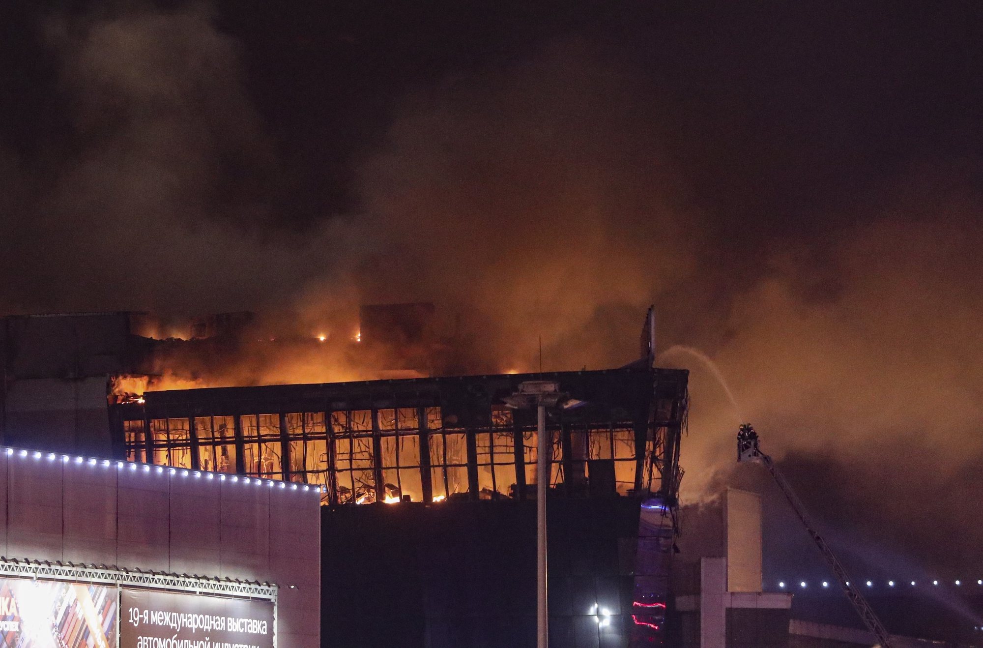 epaselect epa11237340 Fire rises from the Crocus City Hall concert venue following a shooting in Krasnogorsk, outside Moscow, Russia, 22 March 2024. A group of up to five gunmen has attacked the Crocus City Hall in the Moscow region, Russian emergency services said.  EPA/MAXIM SHIPENKOV