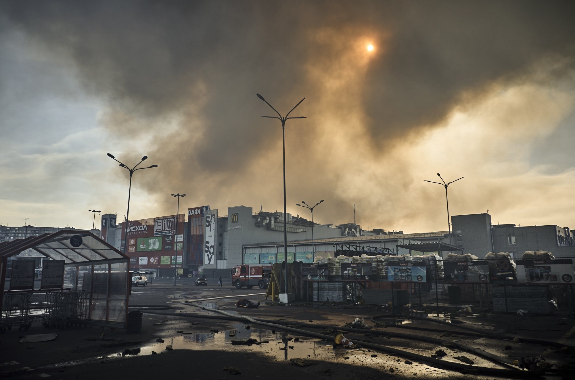 epa11369150 The general scene following the shelling of the hypermarket in Kharkiv, Ukraine, 25 May 2024 amid the Russian invasion. At least 2 people died and 33 were wounded in the glide-bombs attack according to the report of the head of the Kharkiv Military Administration Oleg Synegubov. Russian troops entered Ukrainian territory on 24 February 2022, starting a conflict that has provoked destruction and a humanitarian crisis.  EPA/SERGEY KOZLOV 53533
