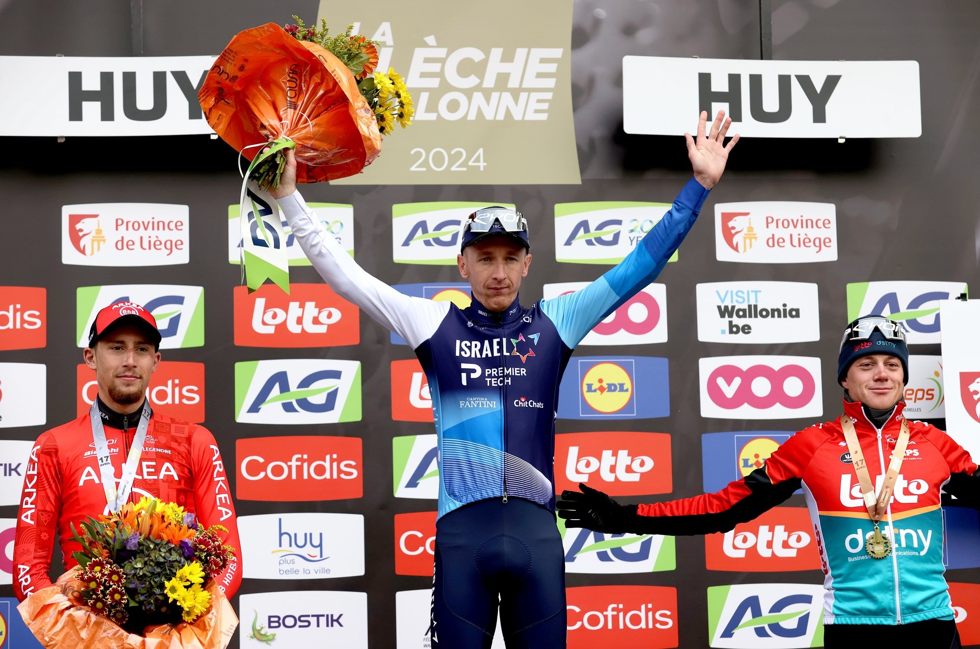 epa11284410 British rider Stephen Williams (C) of Israel-Premier Tech celebrates on the podium after winning the Fleche Wallonne cycling race over 198.6km from Charleroi to Huy, Belgium, 17 April 2024. French rider Kevin Vauquelin (L) of Arkea-B&amp;B Hotels placed second and Belgian rider Maxim Van Gils of the Lotto DSTNY team third.  EPA/FRANCOIS WALSCHAERTS