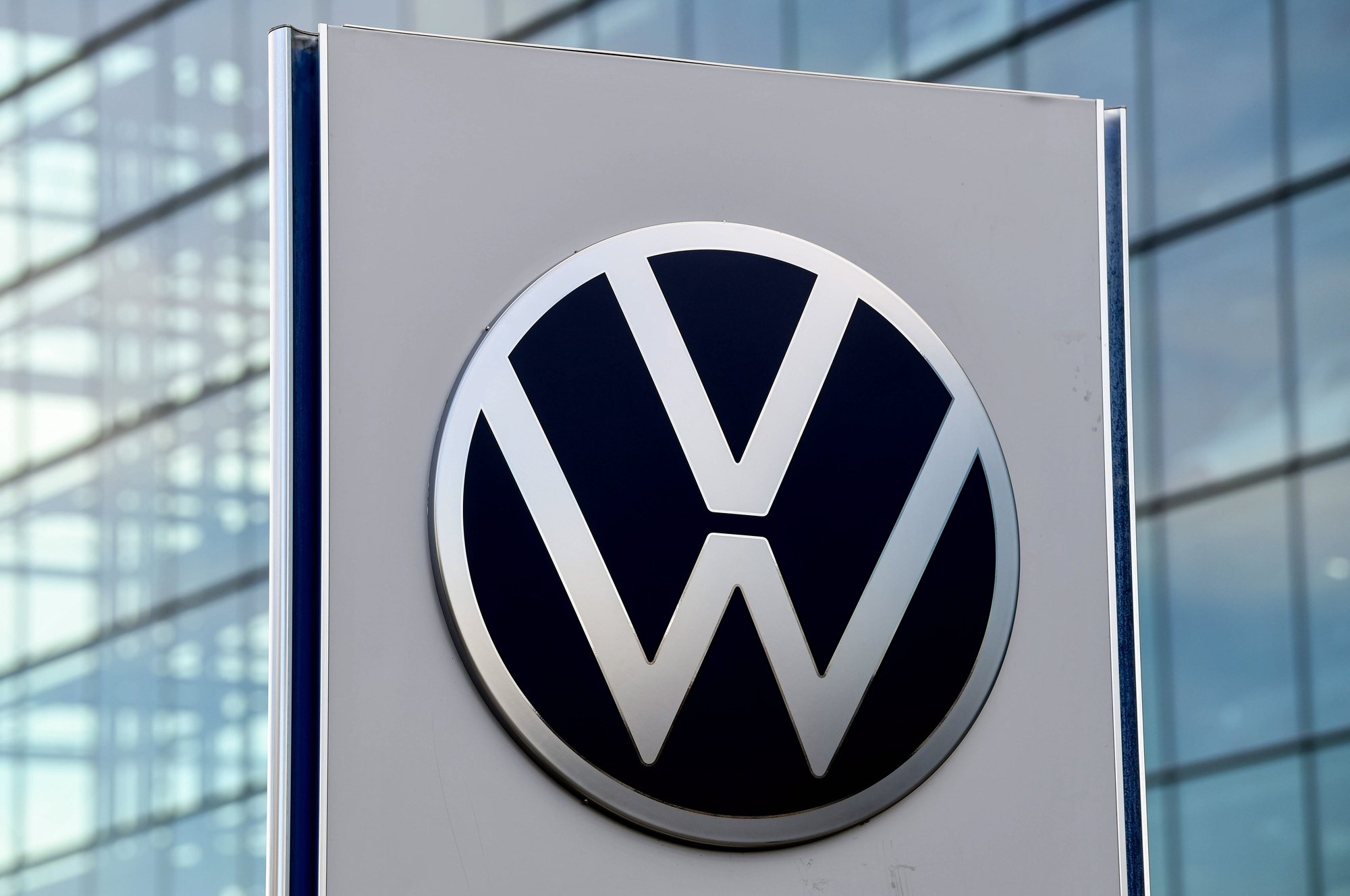 epa08574615 (FILE) - A Volkswagen (VW) logo in front of the Volkswagen Glaeserne Manufaktur (Transparent Factory) in Dresden, Germany, 19 November 2019 (reissued 30 July 2020). Volkswagen on 30 July 2020 released their  first half-year 2020 results, saying their operating result before special items dropped to –0.8 (10.0 in 2019) billion euro while the Group sales revenue decreased by 23.2 per cent to EUR 96.1 billion Euro in 2020. Volkswagen cited a sharp fall in customer demand as Covid-19 pandemic kept customers away.  EPA/FILIP SINGER *** Local Caption *** 55644609