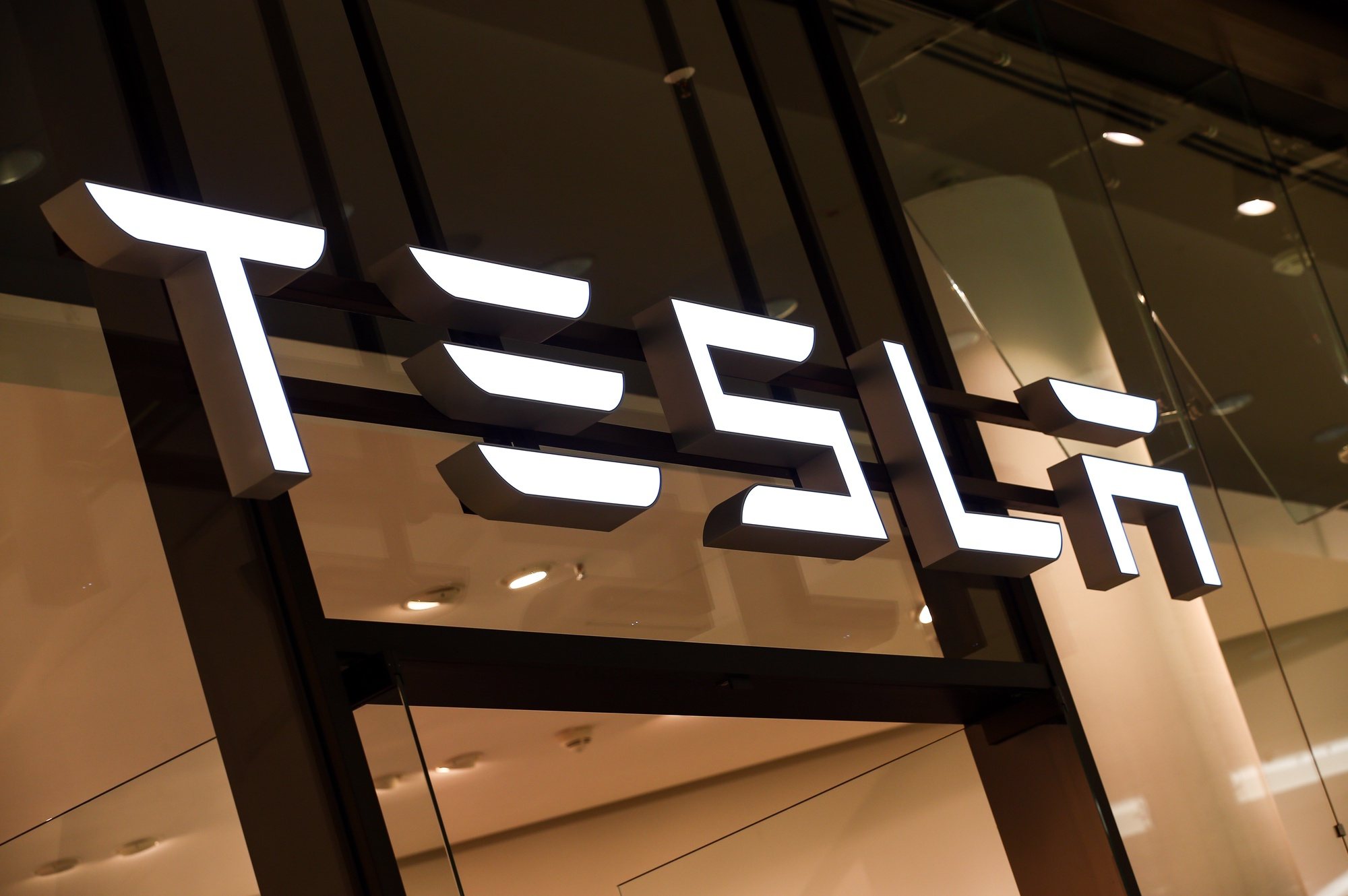 epa08175865 (FILE) - A Tesla logo is seen in a showroom in Berlin, Germany, 13 November 2019 (reissued 29 January 2020). Tesla is to publish their 4th quarter 2019 results on 29 January 2020.  EPA/FELIPE TRUEBA *** Local Caption *** 55628218