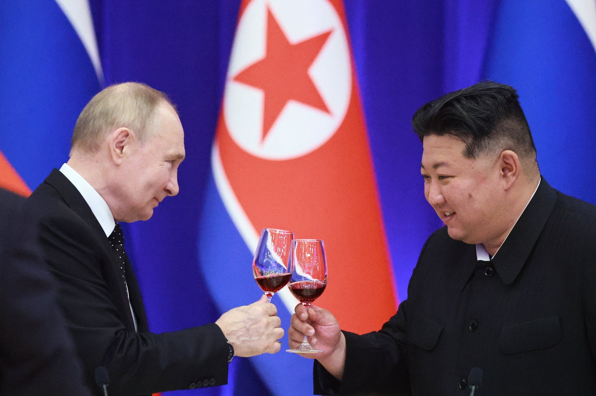 epaselect epa11424004 Russian President Vladimir Putin (L) and North Korean leader Kim Jong Un make a toast during a state reception on behalf of DPRK leader Kim Jong-un in honor of Vladimir Putin at the Reception House &#039;Monnangwan&#039; in Pyongyang, North Korea,19 June 2024. Russian President Vladimir Putin is on his two days official visit to North Korea.  EPA/VLADIMIR SMIRNOV / SPUTNIK / KREMLIN POOL MANDATORY CREDIT