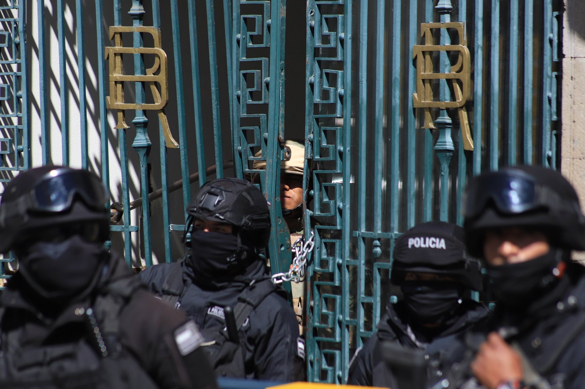 epaselect epa11442380 Police officers stand guard in front of the government palace in La Paz, Bolivia, 27 June 2024. On 26 June, a group of soldiers led by Bolivian Army general commander Juan Jose Zuniga entered Plaza Murillo, trying to break into the government headquarters. The soldiers withdrew after Bolivian President Luis Arce changed the heads of the entire military high command, describing the action as a coup attempt.  EPA/STRINGER