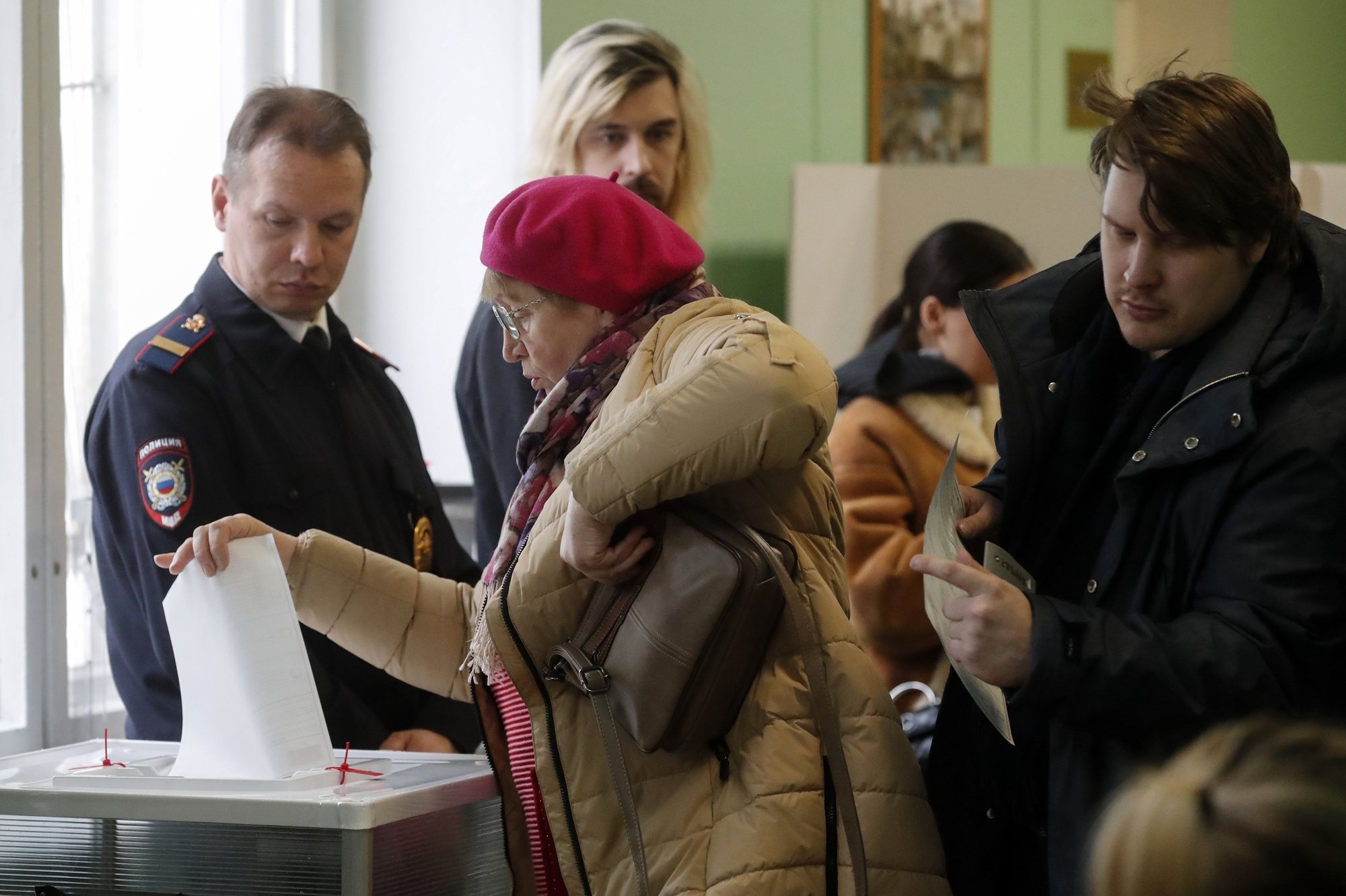 epa11225508 People cast their ballots during the presidential elections in Moscow, Russia, 17 March 2024. The Federation Council has scheduled presidential elections for 17 March 2024. Voting will last three days: March 15, 16 and 17. Four candidates registered by the Central Election Commission of the Russian Federation are vying for the post of head of state: Leonid Slutsky, Nikolai Kharitonov, Vladislav Davankov and Vladimir Putin.  EPA/MAXIM SHIPENKOV