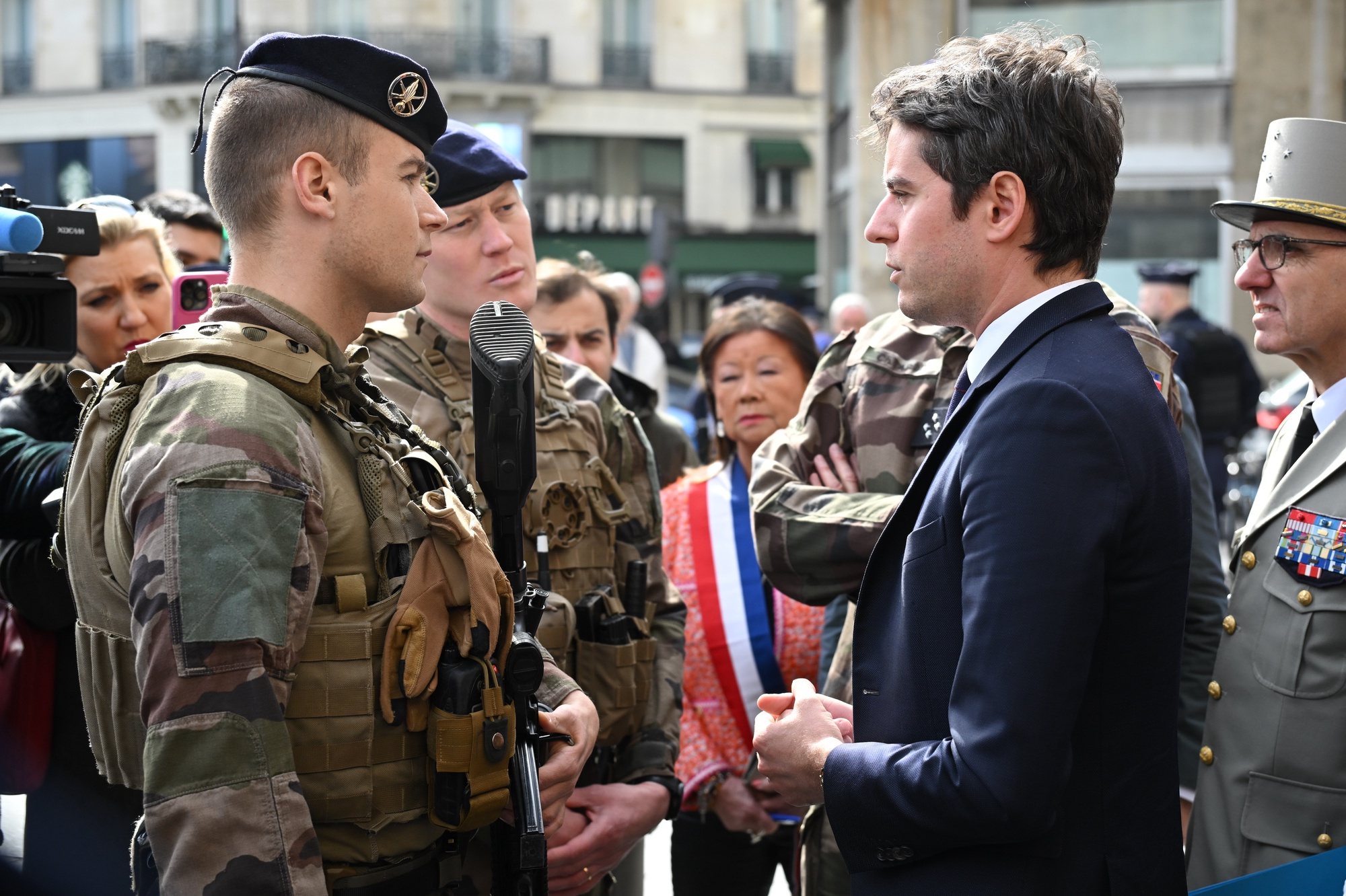 epa11243139 French Prime Minister Gabriel Attal (R) speaks with French soldiers of the Sentinelle security operation during a visit to the Saint-Lazare railway station in Paris, France, 25 March 2024. Four months ahead of the Paris 2024 Olympic Games, French authorities have raised the terror alert level to the highest level for following the terrorist attack on the Crocus City Hall in the Moscow region, Russia, for which the Islamic State (IS) group claimed responsibility.  EPA/BERTRAND GUAY / POOL  MAXPPP OUT