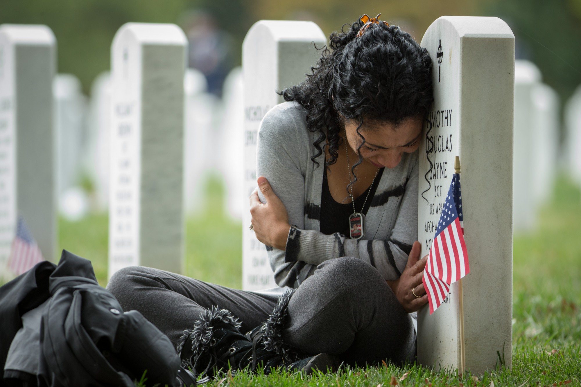 Мужчина после смерти мужа. Девушка плачет на кладбище.
