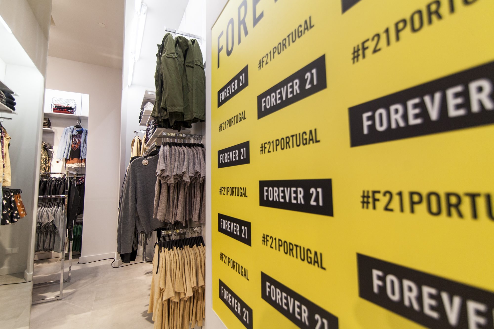 Como é a primeira loja Forever 21 em Portugal – Observador