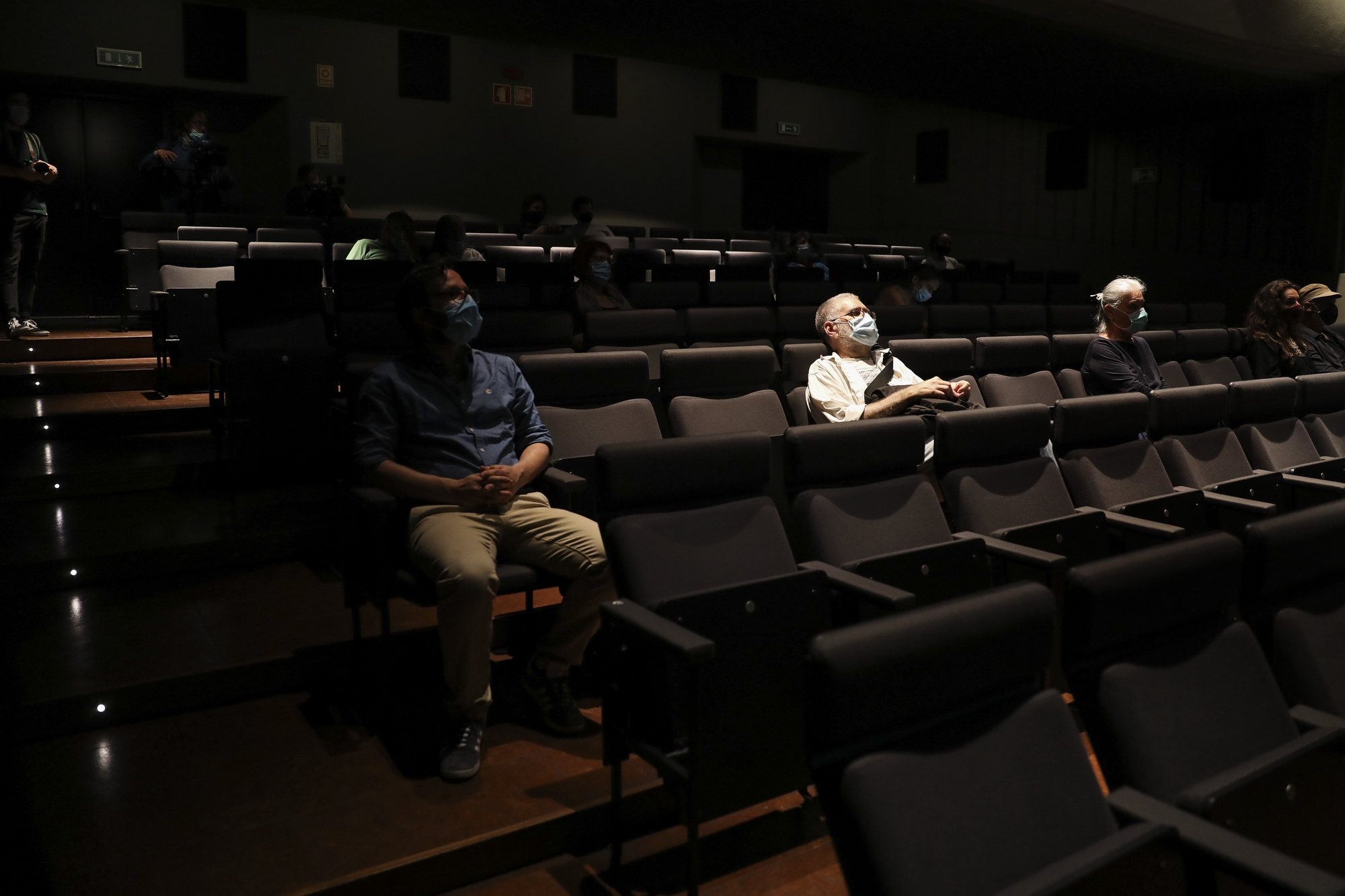 Espetadores ocupam os seus lugares com distanciamento social no Cinema Ideal que hoje iniciou as sessões após o encerramento de portas devido ao coronavírus covid-19. Lisboa, 01 de junho de 2020. JOÃO RELVAS/LUSA