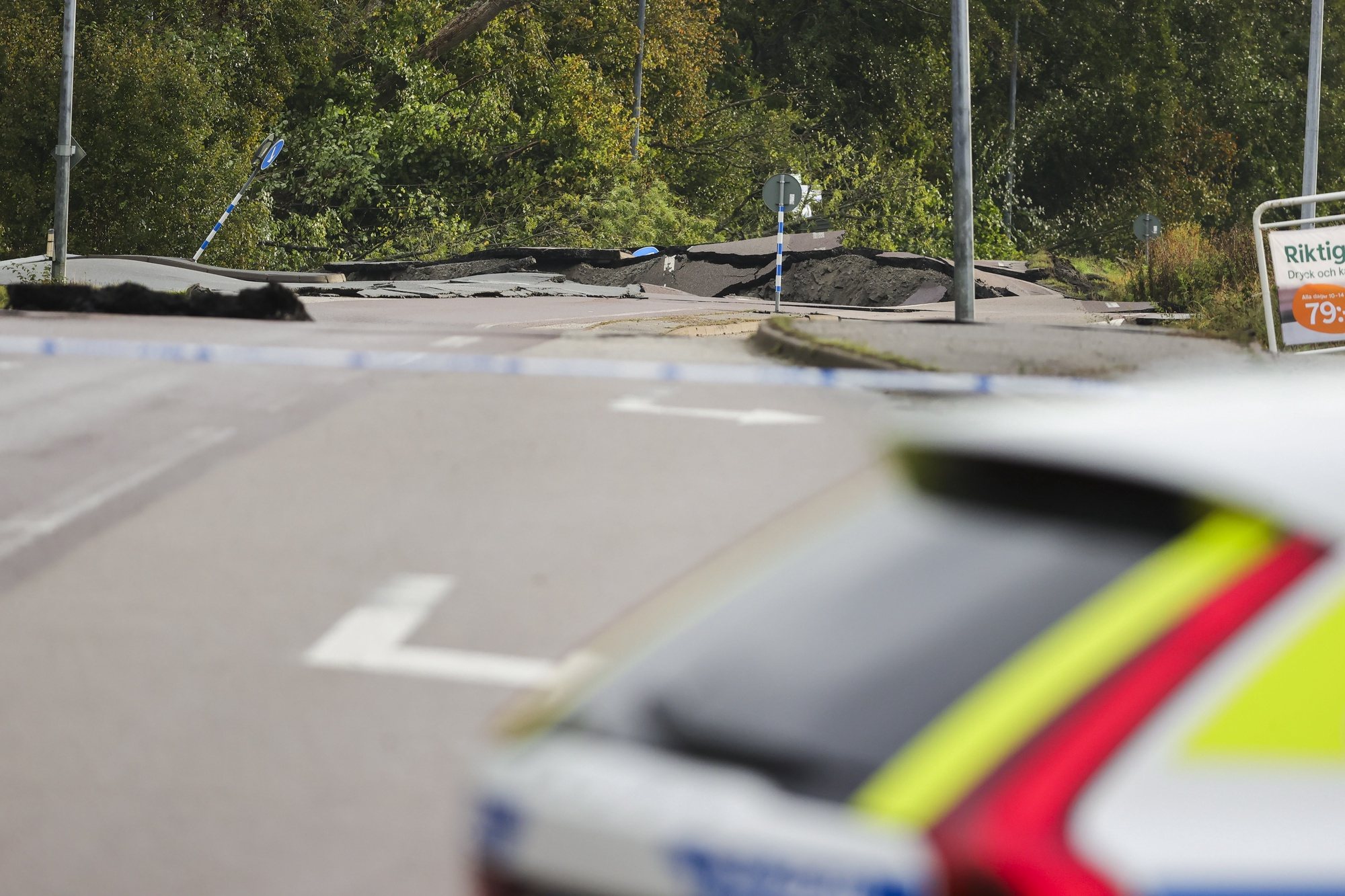 epa10878135 A view of the damage at the E6 near Stenungsund, Sweden, 23 September 2023, after persistent rain caused a large sinkhole in which several cars and a bus went down. According to the police, three people were injured. The E6 near Stenungsund is closed in both directions.  EPA/Adam Ihse  SWEDEN OUT