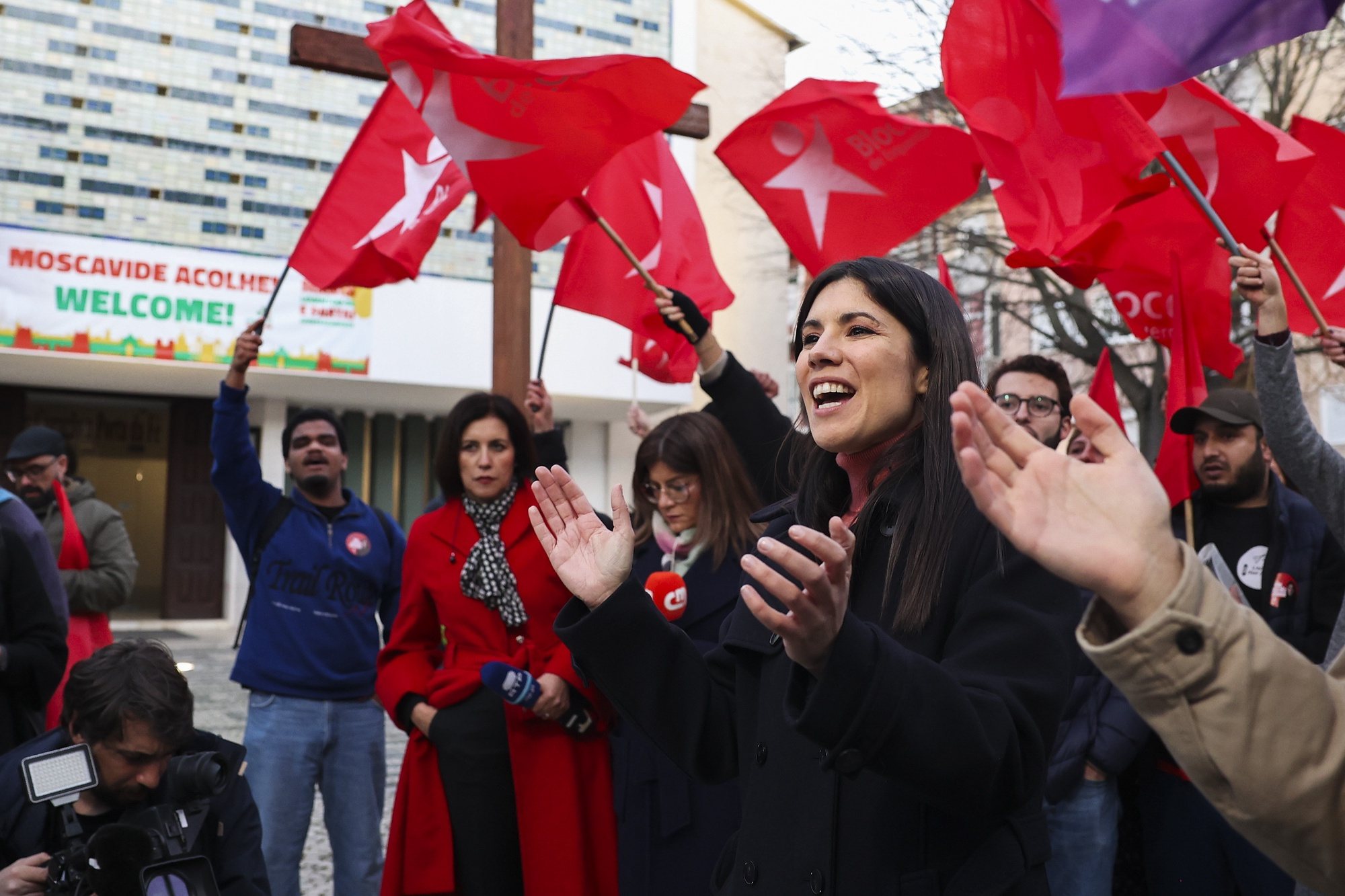 A coordenadora do Bloco de Esquerda, Mariana Mortágua, durante uma arruada de campanha para as eleições legislativas de 10 de março em Loures, 28 de fevereiro de 2024.  MANUEL DE ALMEIDA/LUSA
