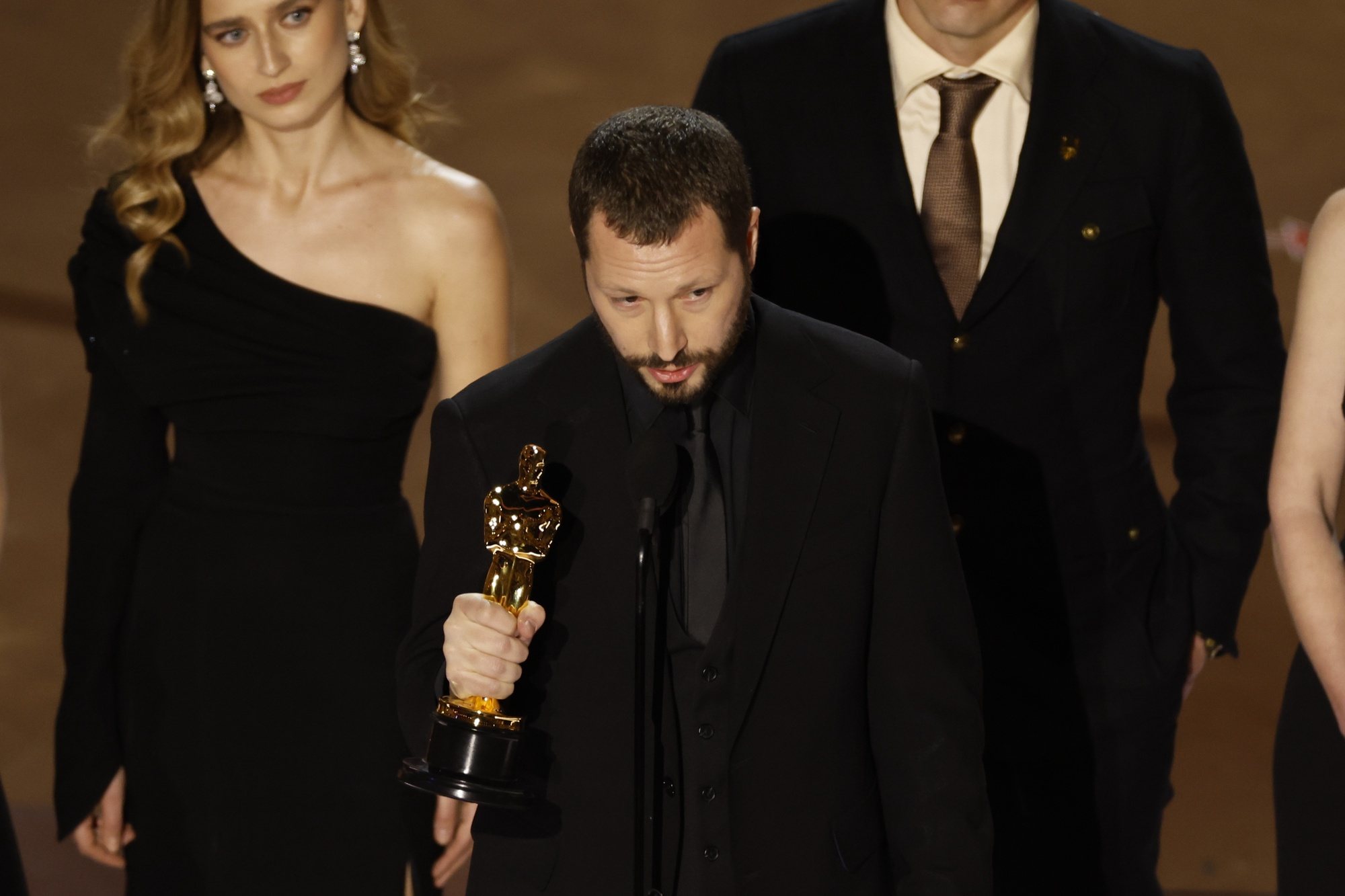 epa11213159 Mstyslav Chernov on stage after winning the Oscar for Documentary Feature Film &#039;&#039;20 Days in Mariupol&#039; during the 96th annual Academy Awards ceremony at the Dolby Theatre in the Hollywood neighborhood of Los Angeles, California, USA, 10 March 2024. The Oscars are presented for outstanding individual or collective efforts in filmmaking in 23 categories.  EPA/CAROLINE BREHMAN