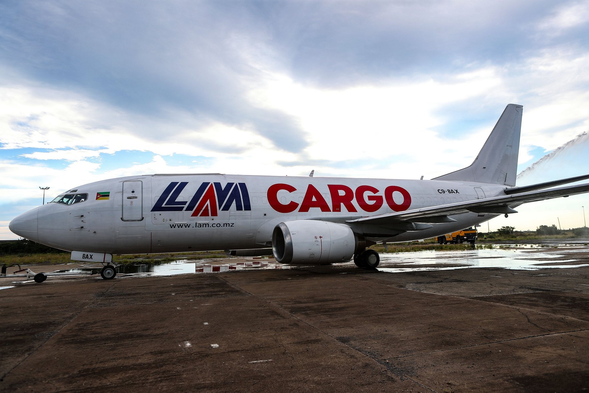 A moçambicana LAM vai operar a partir de 25 de março o seu primeiro avião cargueiro, um Boeing 737-300F apresentado hoje pela companhia, num investimento de três milhões de dólares, disse à Lusa o diretor-geral, Maputo, Moçambique, 13 de março de 2024. LUÍSA NHANTUMBO/LUSA