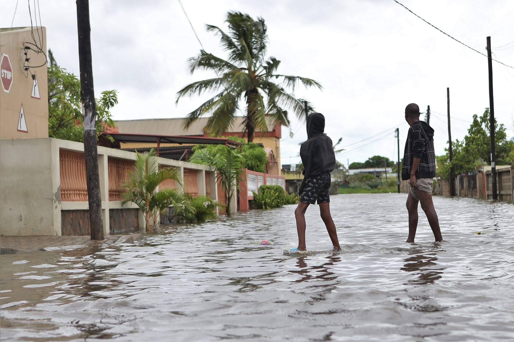 A tempestade tropical “Filipo” deixou hoje Maputo debaixo de água, com vários bairros e centenas de casas da capital moçambicana alagados, afetada ainda por rajadas que levaram coberturas, derrubaram árvores e deixaram moradores em sobressalto durante a noite, Maputo, Moçambique, 13 de março de 2024.  LUÍSA NHANTUMBO/LUSA