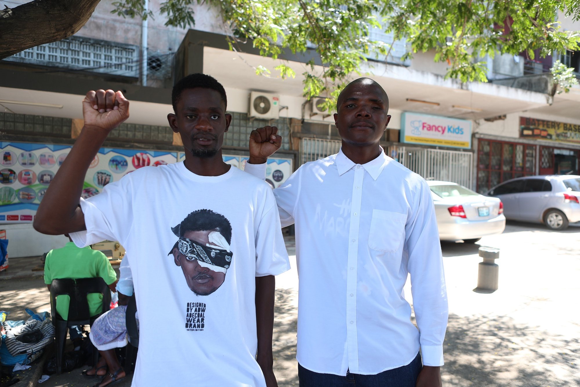 Inocêncio Manhique (E) e Marcos Amélia (D) perderam olhos durante a repressão policial de uma marcha pacífica em homenagem ao rapper moçambicano Azagaia há precisamente um ano, mas prometem dar corpo à luta em prol das liberdades da designada “geração 18 de março”, em Maputo, Moçambique, 08 de março de 2024. (ACOMPANHA TEXTO DA LUSA DO DIA 17 DE MARÇO DE 2024). LUÍSA NHANTUMBO/LUSA