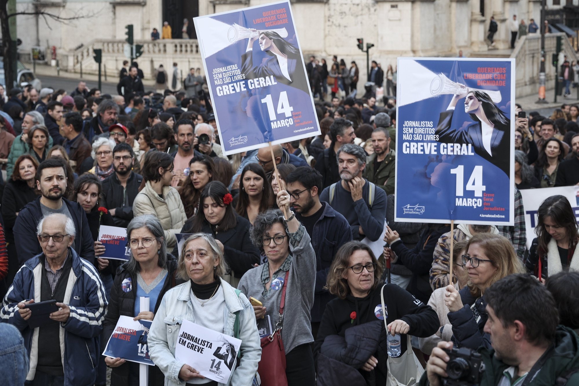 Jornalistas de vários órgãos de comunicação social protestam no Largo do Camões, em Lisboa, 14 de março de 2024. O Sindicato dos Jornalistas (SJ) agendou uma greve geral para este dia, a primeira em mais de 40 anos (a última foi em 1982), contra os baixos salários, precariedade e degradação das condições de trabalho do setor. CARLOS M. ALMEIDA/LUSA