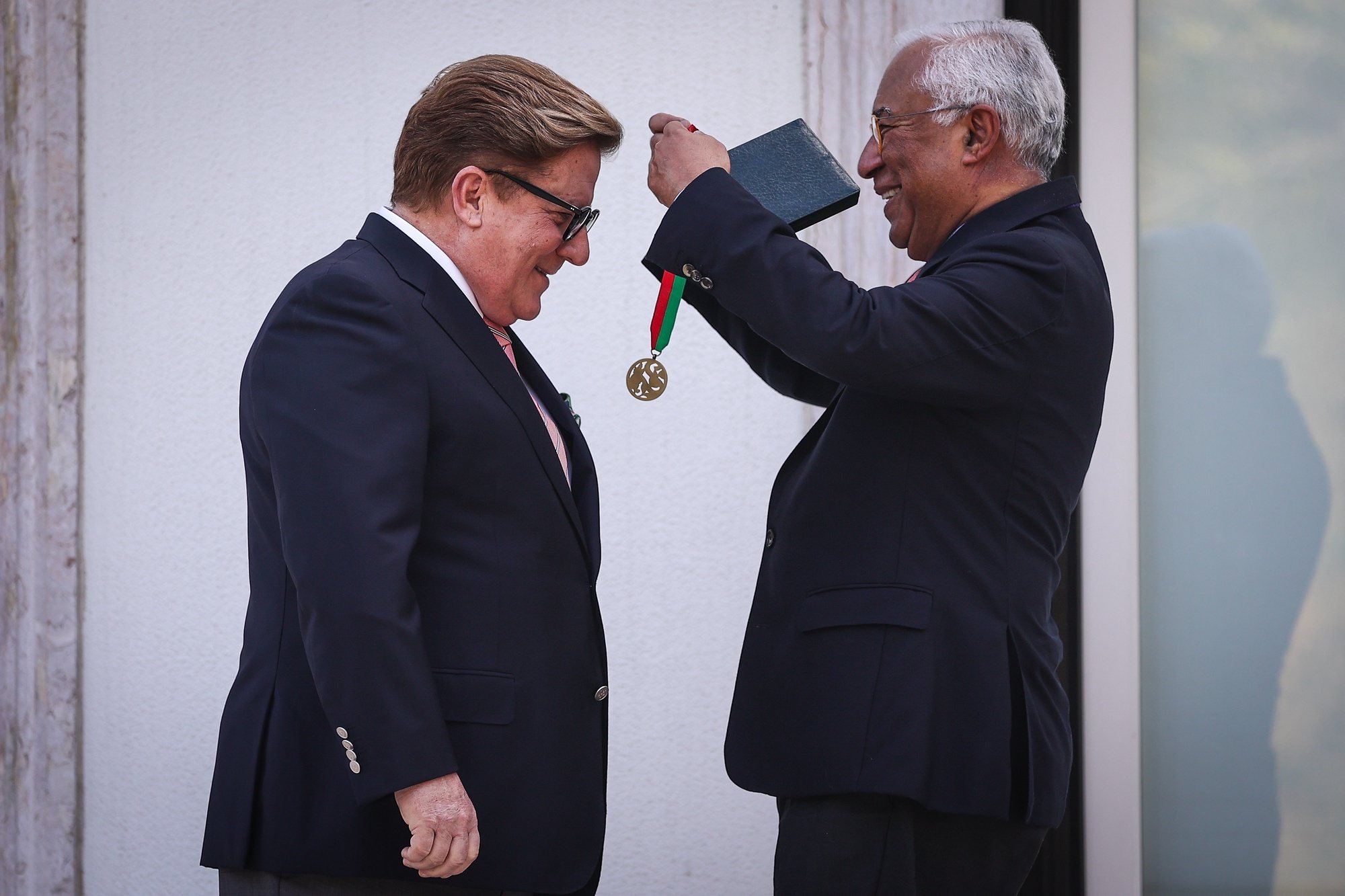 O primeiro-ministro, António Costa (D), entrega a medalha de Mérito Cultural ao humorista, Herman José (E), na residência oficial do primeiro-ministro em Lisboa, 19 de março de 2024. RODRIGO ANTUNES/LUSA