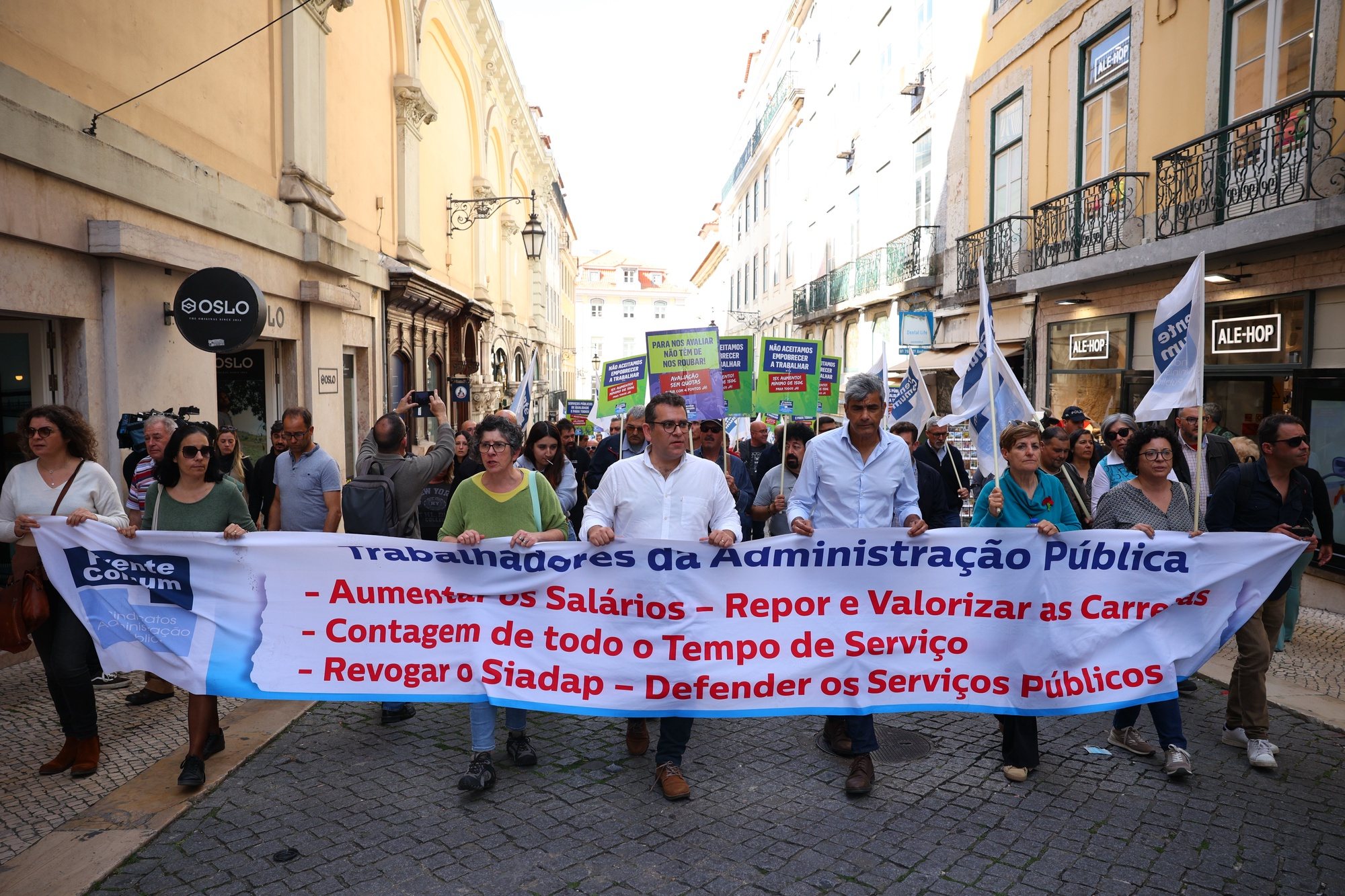O coordenador da Frente Comum, Sebastião Santana (C), participa no protesto para reivindicarem o aumento imediato dos salários e a resposta à Proposta Reivindicativa Comum, em Lisboa, 19 de março de 2024. ANTÓNIO COTRIM/LUSA