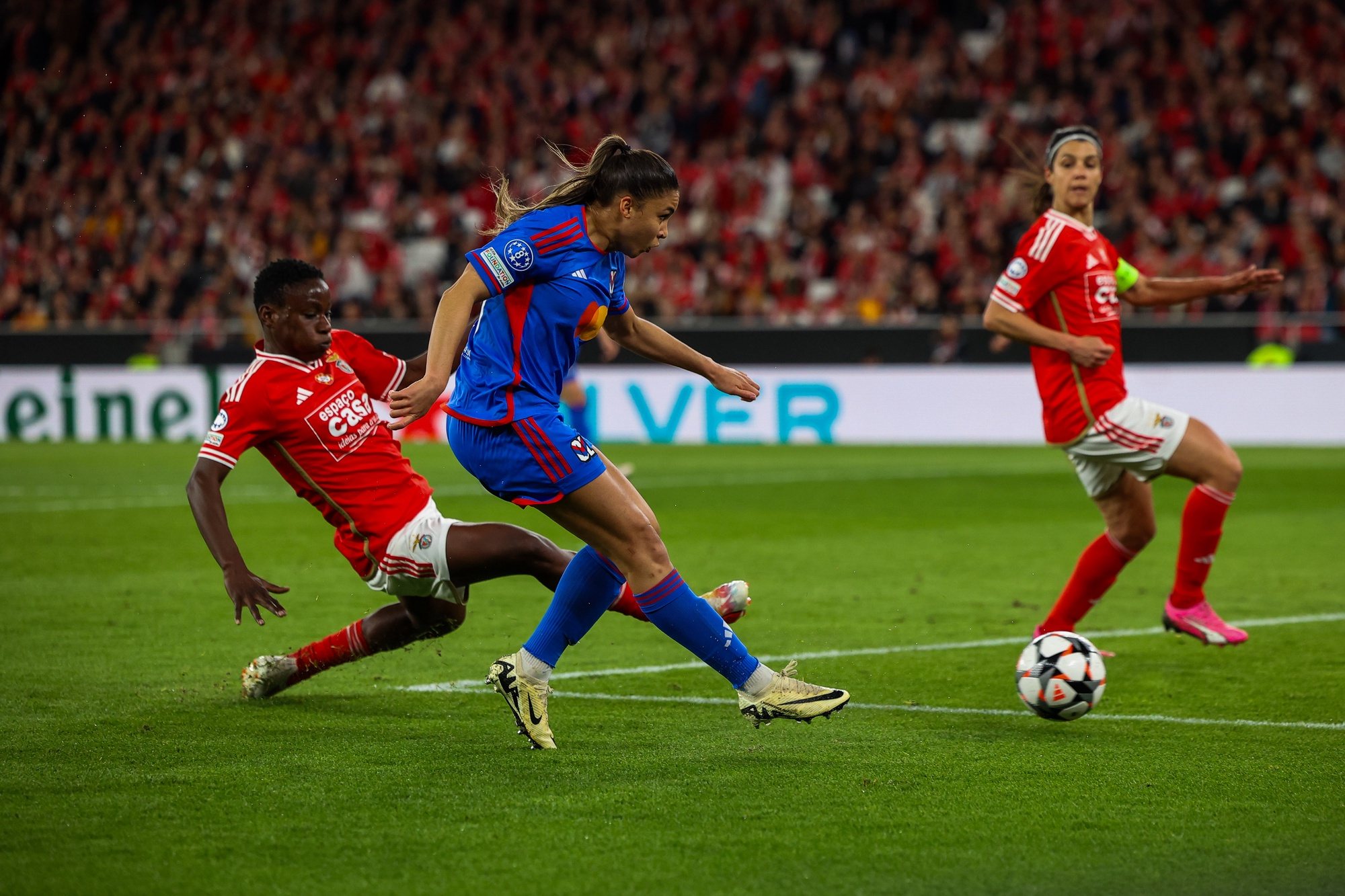 Benfica&#039;s player Christy Ucheibe (L) in action against Olympique Lyonnais player Delphine Cascarino (C) during their UEFA Women´s Champions League first leg quarterfinal soccer match, held at Luz Stadium, in Lisbon, Portugal, 19 March 2024. JOSE SENA GOULAO/LUSA