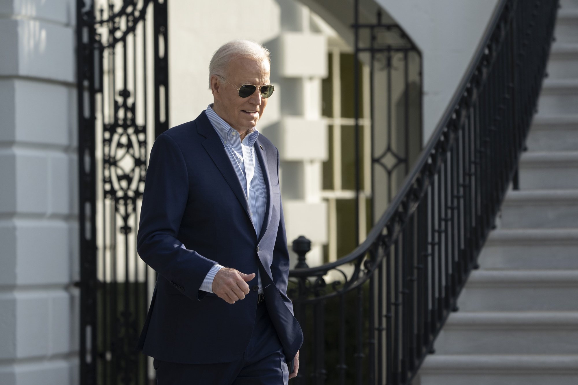 epa11229429 US President Joe Biden departs the White House in Washington, DC, USA, 19 March 2024. The president is headed out on a multi-day trip that includes stops in Reno and Las Vegas, Nevada, Phoenix, Arizona and Dallas, Texas.  EPA/CHRIS KLEPONIS / POOL