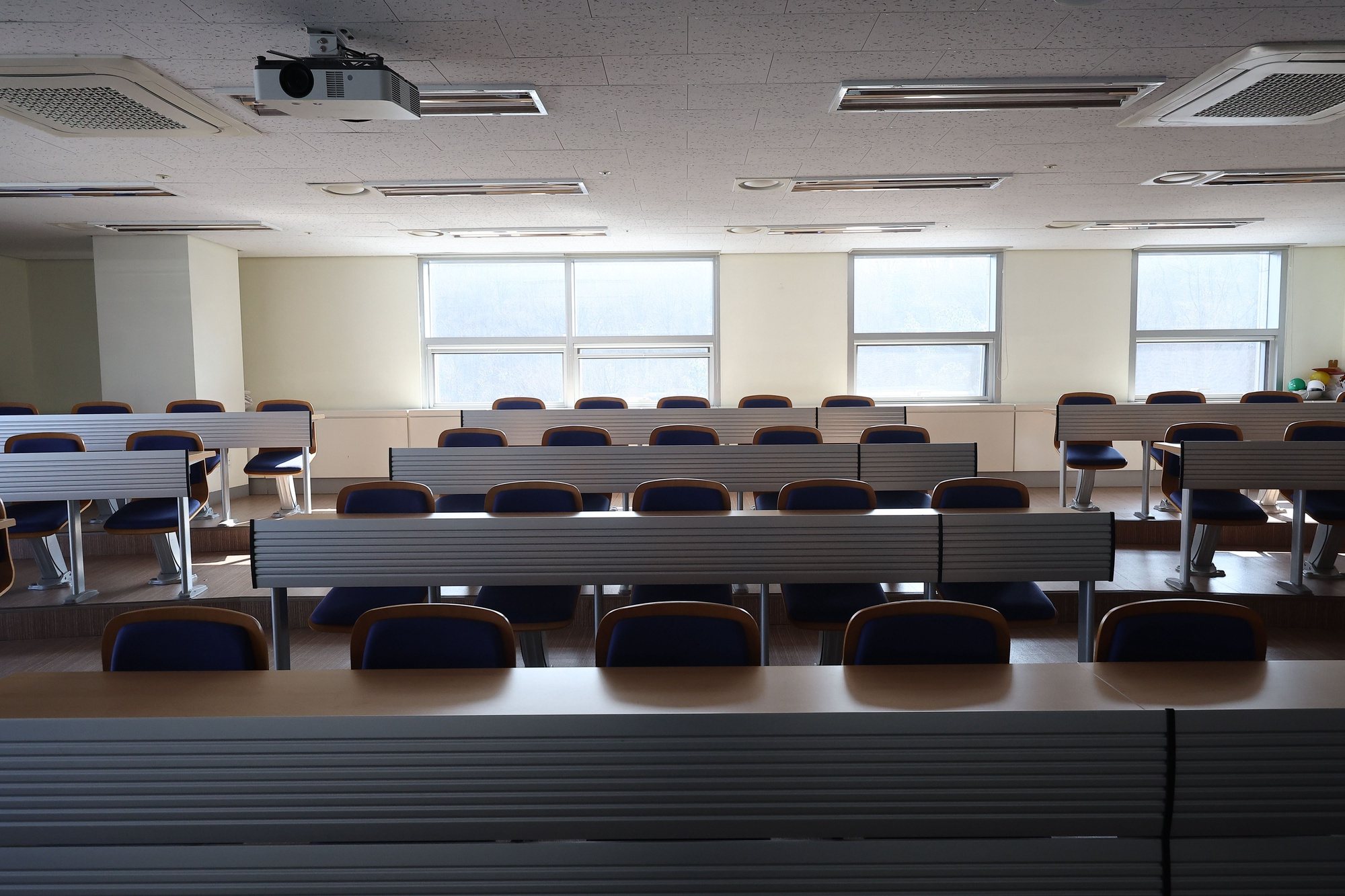 epa11219385 A lecture room at a medical school remains empty due to the collective application for a leave of absence in Gyeonggi, South Korea, 14 March 2024. Despite the semester beginning earlier in the month, amid an ongoing walkout nationwide, now in its third week, by more than 11,000 trainee doctors in protest against the government&#039;s plan to increase the number of medical students.  EPA/YONHAP SOUTH KOREA OUT