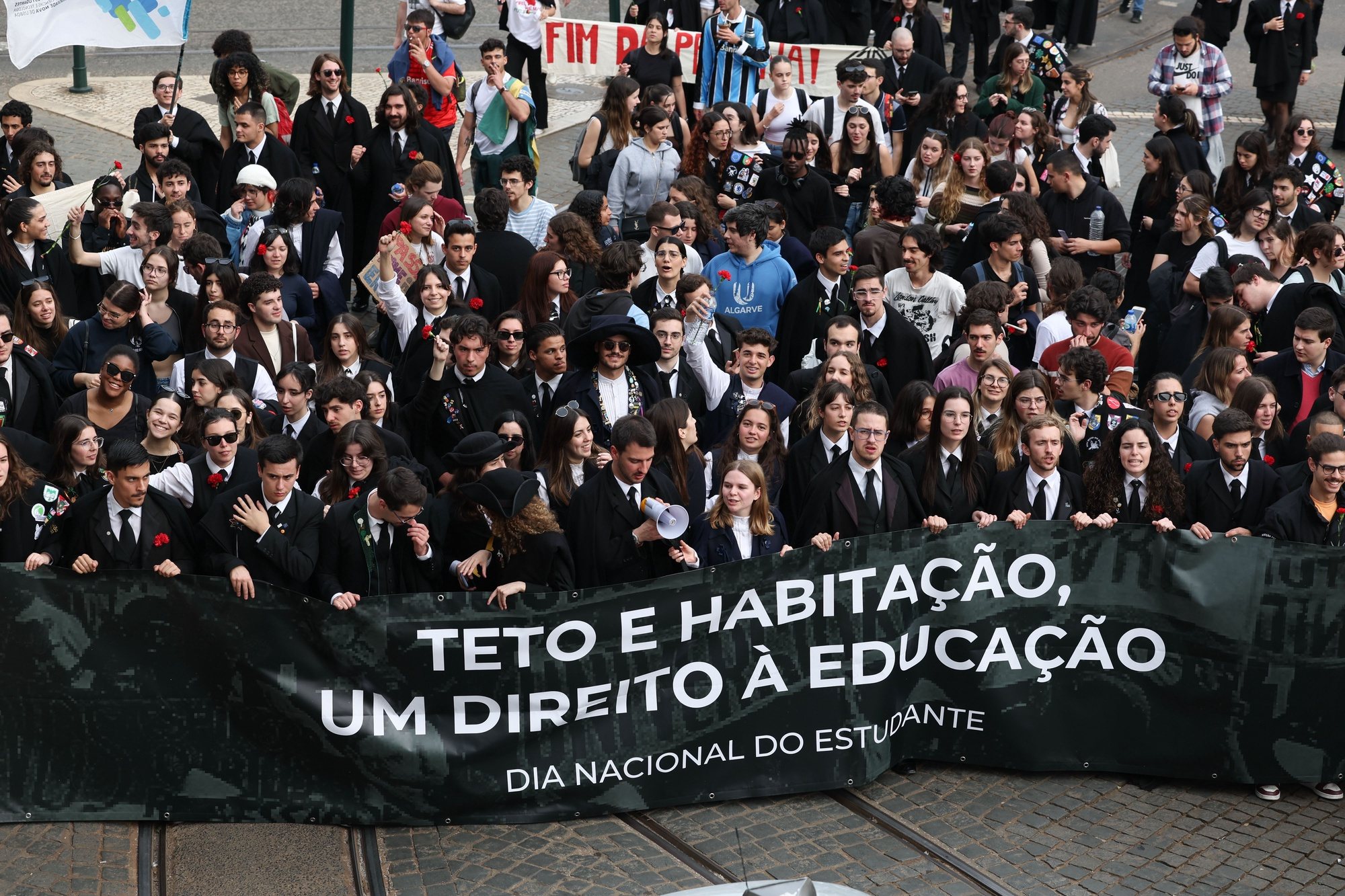 Estudantes protestam durante a manifestação nacional em Lisboa, 21 de março de 2024. Movimentos Associativos e Federativos Estudantis Nacionais promovem uma marcha de protesto contra a inflação imobiliária que condiciona a habitação estudantil, e contra o incumprimento do Plano Nacional para o Alojamento no Ensino Superior (PNAES), exigindo à tutela uma resposta perante uma das condicionantes no acesso ao Ensino Superior. ANTÓNIO COTRIM/LUSA