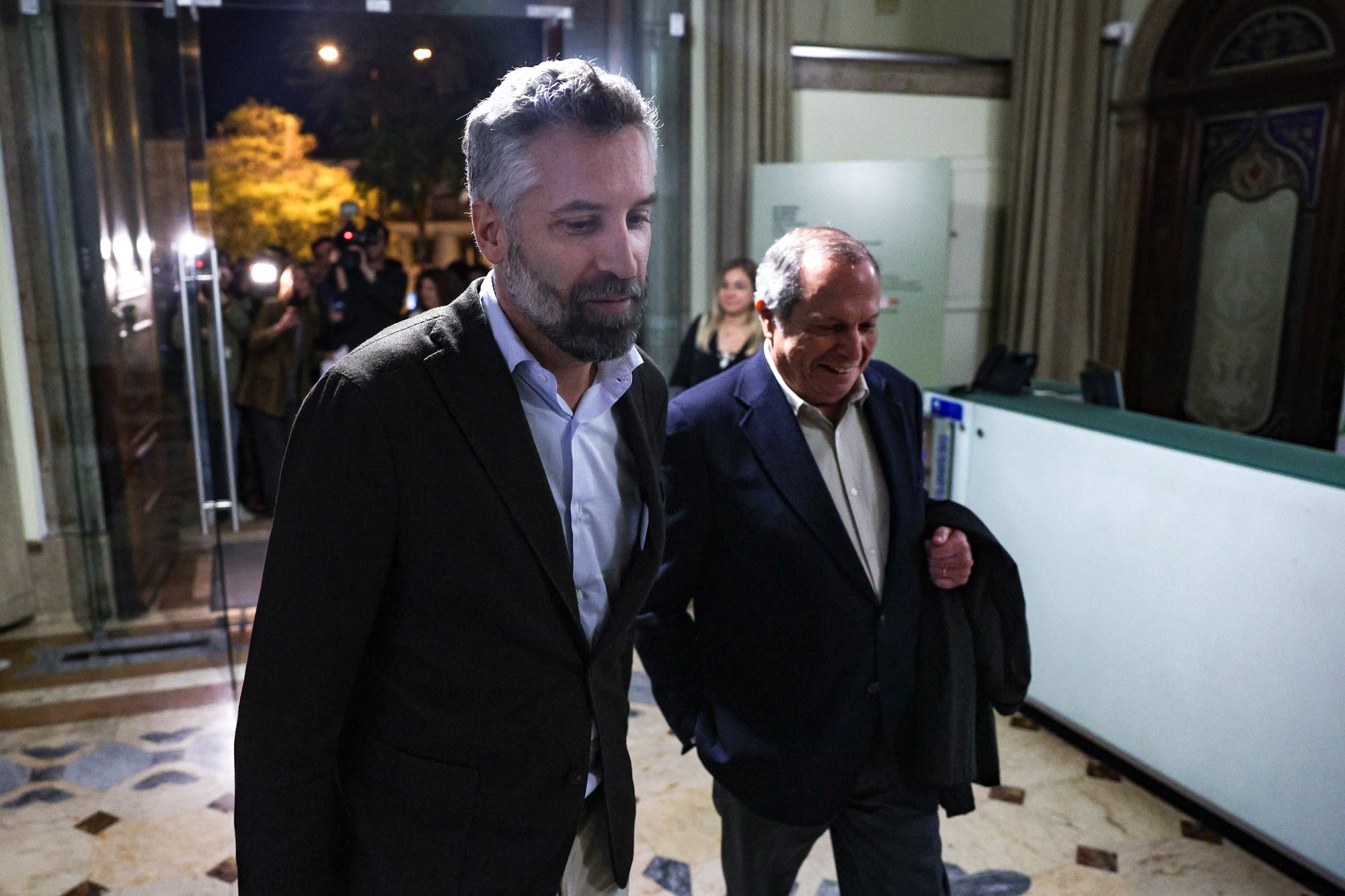 O secretário-geral do Partido Socialista (PS), Pedro Nuno Santos (E), acompanhado pelo presidente do partido, Carlos César (D), à chegada para a reunião da Comissão Política do PS, na sede nacional, em Lisboa, 21 de março de 2024. MIGUEL A. LOPES/LUSA