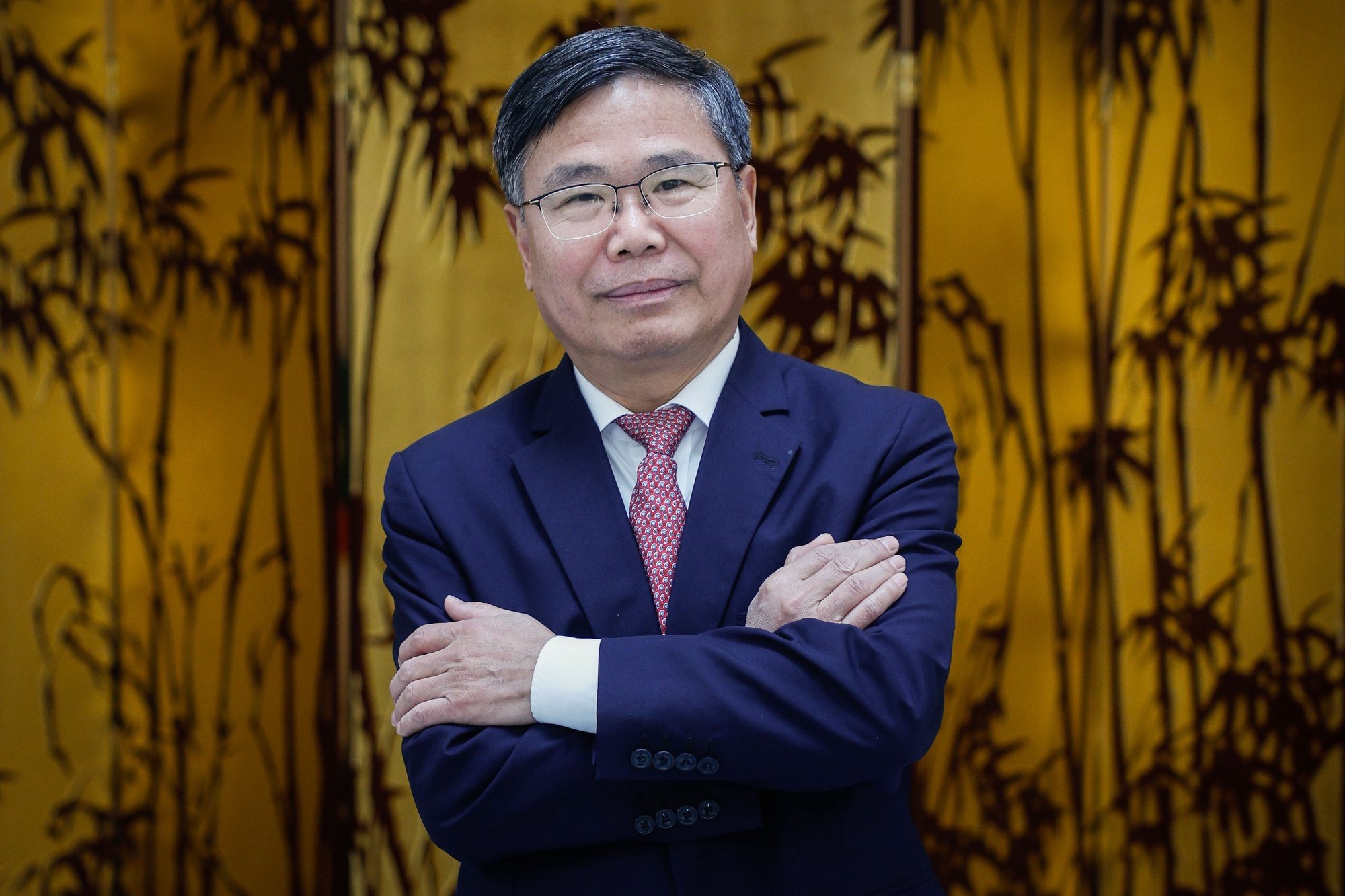 O Embaixador da China em Portugal, Zhao Bentang, posa para a fotografia durante uma entrevista na Embaixada da China, em Lisboa, 19 de março de 2024. (ACOMPANHA TEXTO DO DIA 23 DE MARÇO DE 2024).   ANTÓNIO PEDRO SANTOS/LUSA