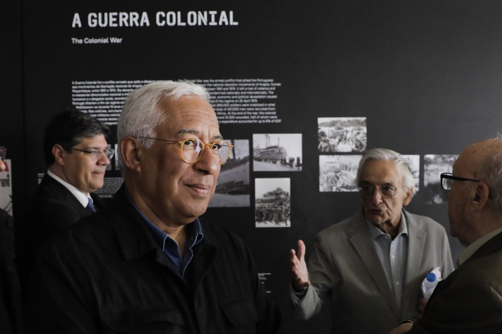 O primeiro ministro, António Costa (C) acompanhado pelo historiador Fernando Rosas visitam as obras do Museu Nacional de Resistência e Liberdade da Fortaleza de Peniche, 24 março 2024 em Peniche. PAULO CUNHA/LUSA