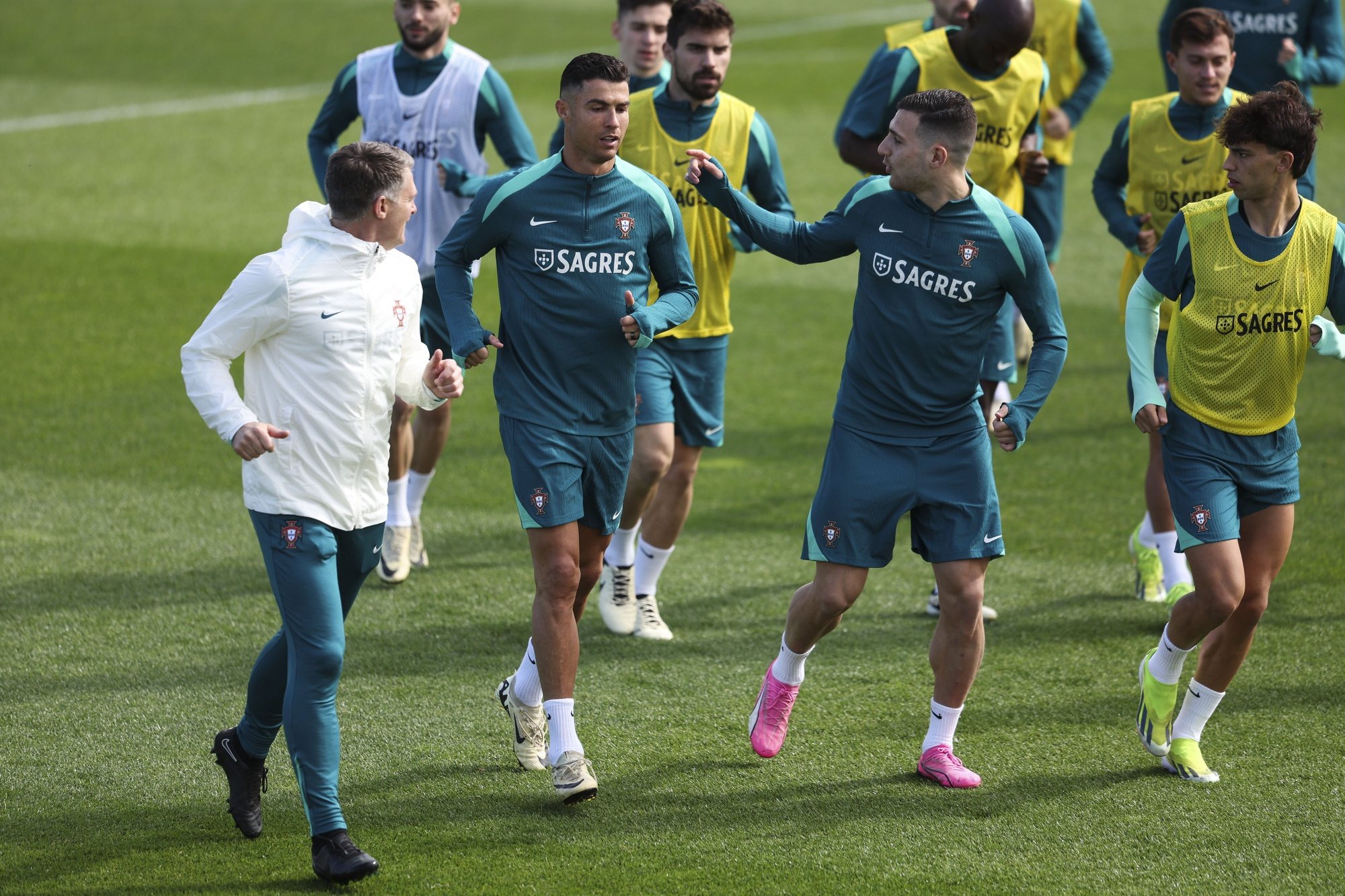 Portugal national soccer players Cristiano Ronaldo (C) during a training session at Cidade do Futebol in Oeiras, Portugal, 25th March 2024. Portugal will play friendly match against Slovenia in preparation for the upcoming Euro 2024. ANDRE KOSTERS/LUSA