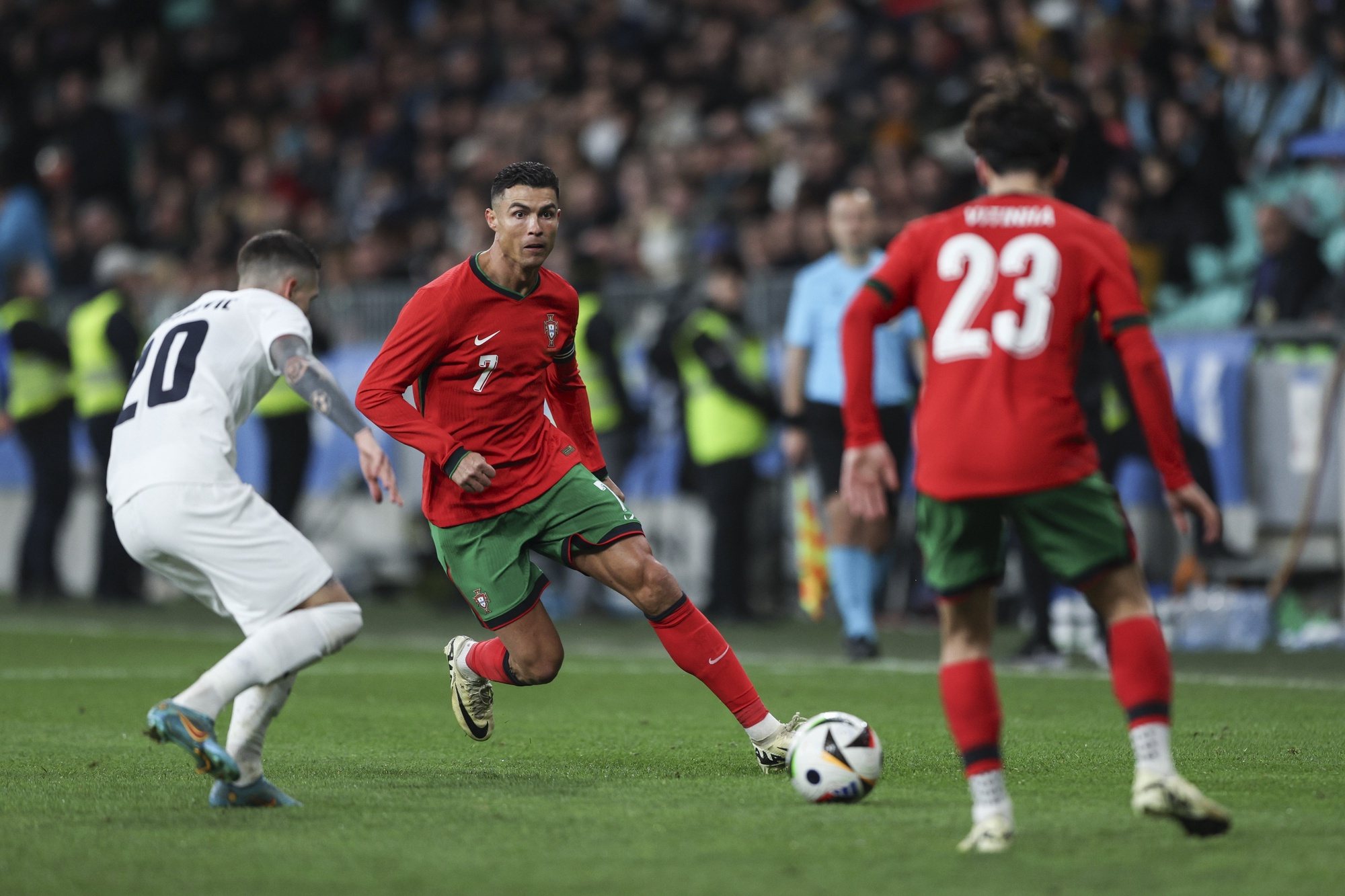 Slovenia`s player Stojanovic (L) fights for the ball with Portugal`s Cristiano Ronaldo (C) during their friendly soccer match in preparation for the upcoming Euro 2024 held at Stozice Stadium in Ljubljana, Slovenia, 26th March 2024. MIGUEL A. LOPES/LUSA