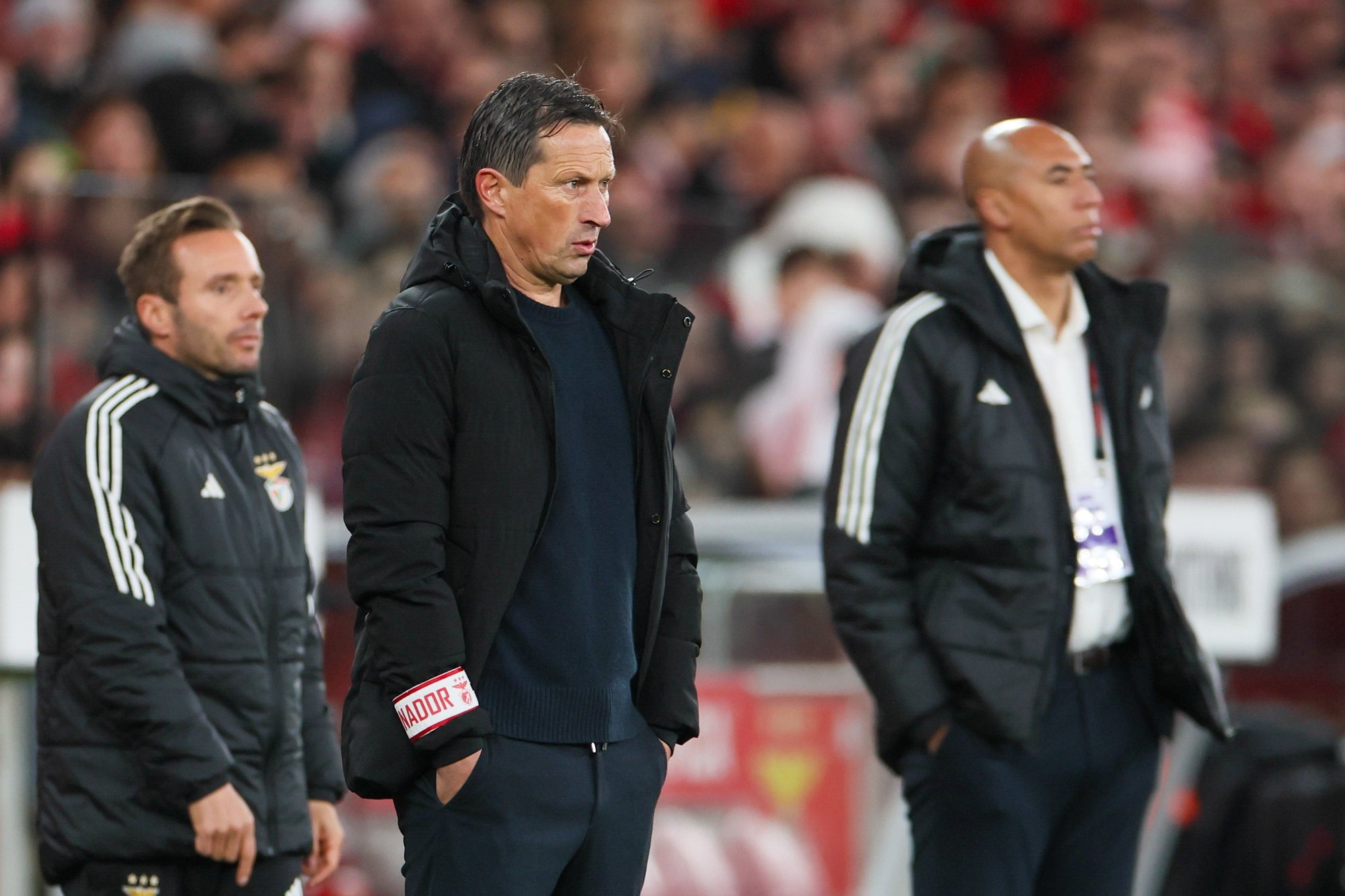 epa11250320 SL Benfica head coach Roger Schmidt (C) reacts during the Portuguese First League soccer match between SL Benfica and GD Chaves at Luz Stadium in Lisbon, Portugal, 29 March 2024.  EPA/MANUEL DE ALMEIDA