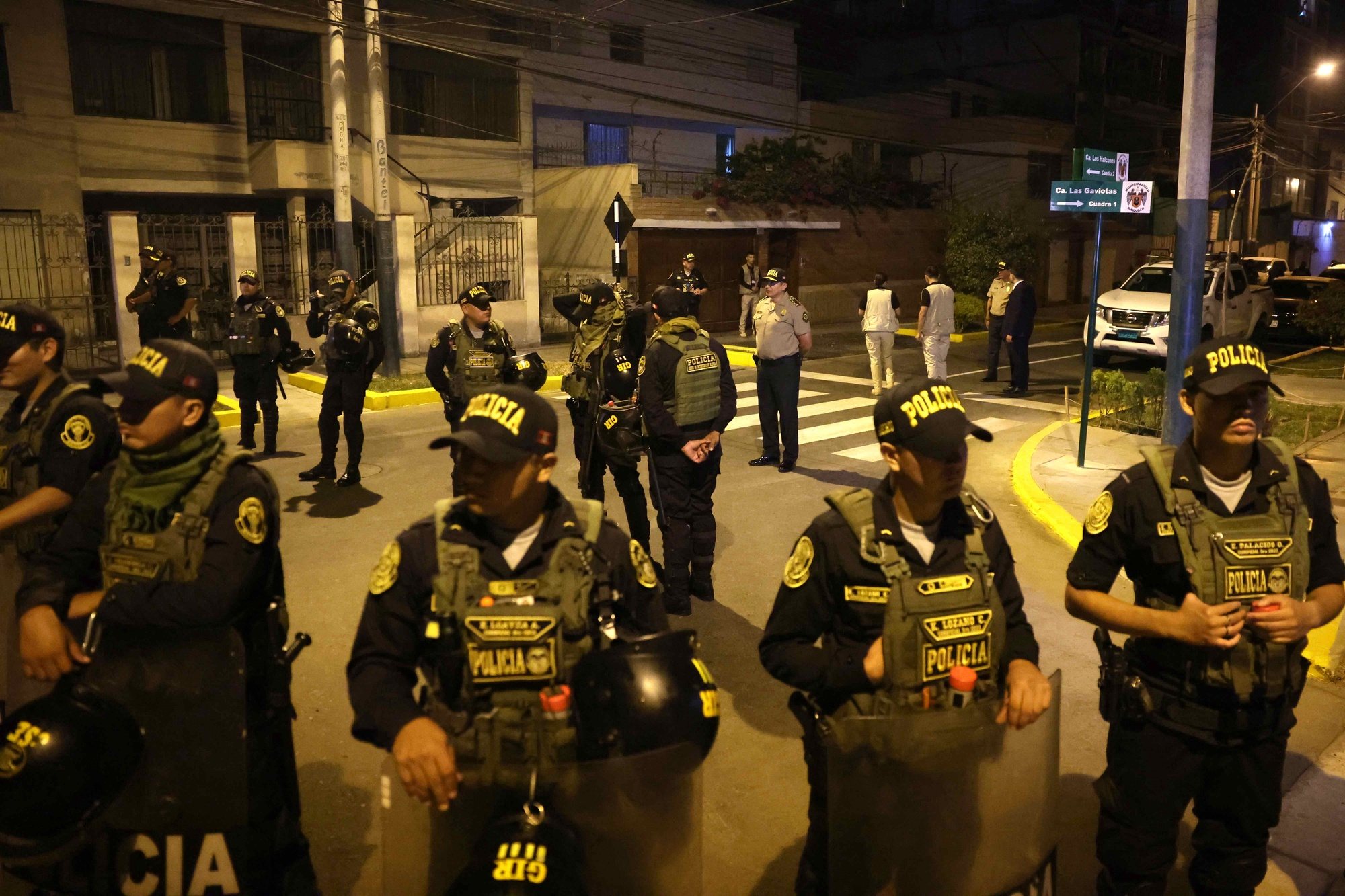 epa11251174 Police officers guard the area in front of Peruvian President Diana Boluarte&#039;s residence during a raid as part of an investigation for alleged illicit enrichment, in Lima, Peru, 30 March 2024. Peruvian authorities raided the president&#039;s home in the context of an ongoing corruption investigation related to undisclosed luxury watches.  EPA/Julio Melendrez