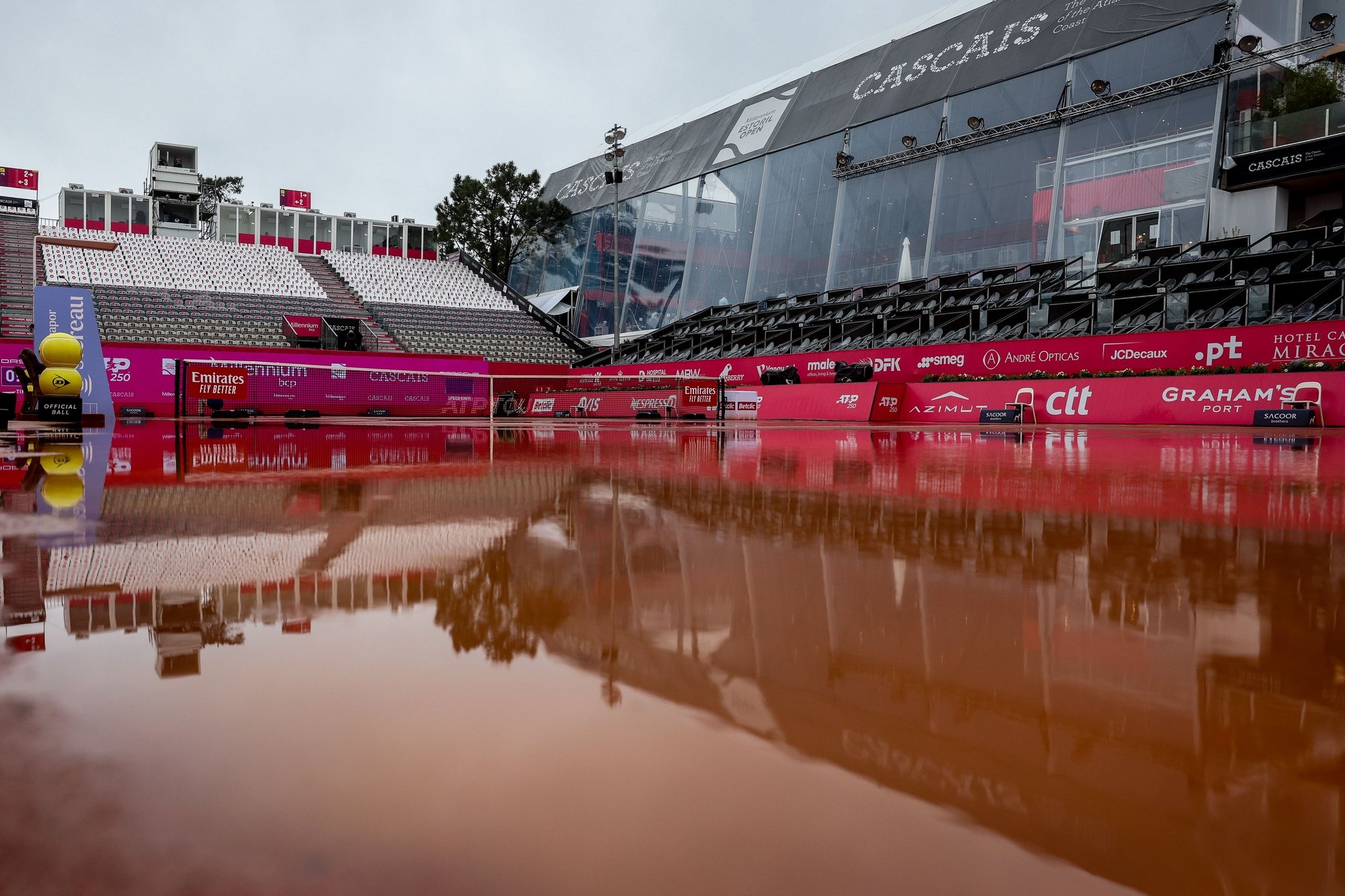 The heavy rain has delayed the game order of the second day of the tennis Estoril Open, on the outskirts of Lisbon, Portugal, 02nd april 2024. TIAGO PETINGA/LUSA