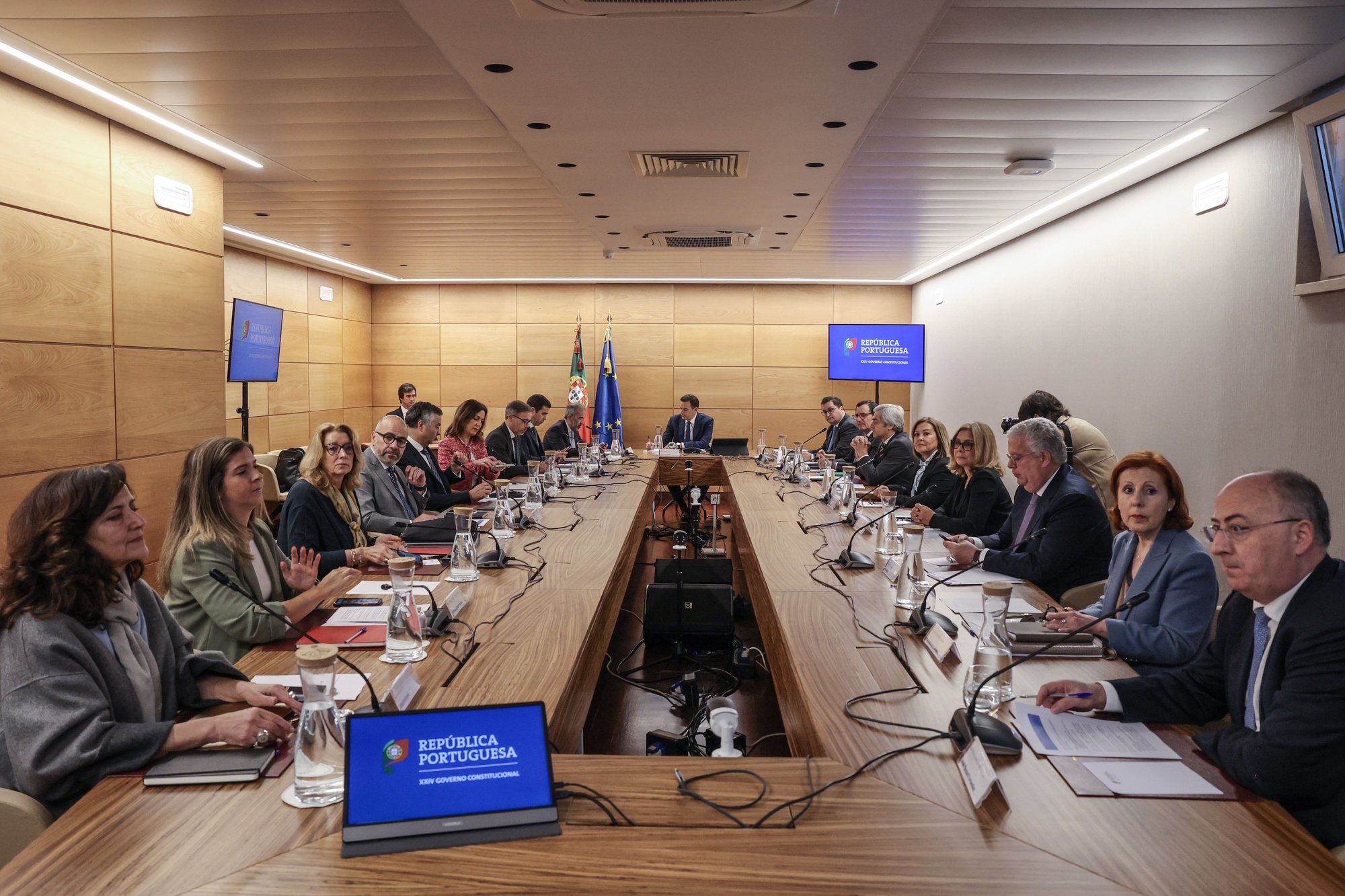 O primeiro-ministro Luís Montenegro (C) preside à primeira reunião do Conselho de Ministros do XXIV Governo Constitucional realizada esta manhã na residência oficial, no palácio de S. Bento em Lisboa, 3 de abril de 2024. JOÃO RELVAS/LUSA