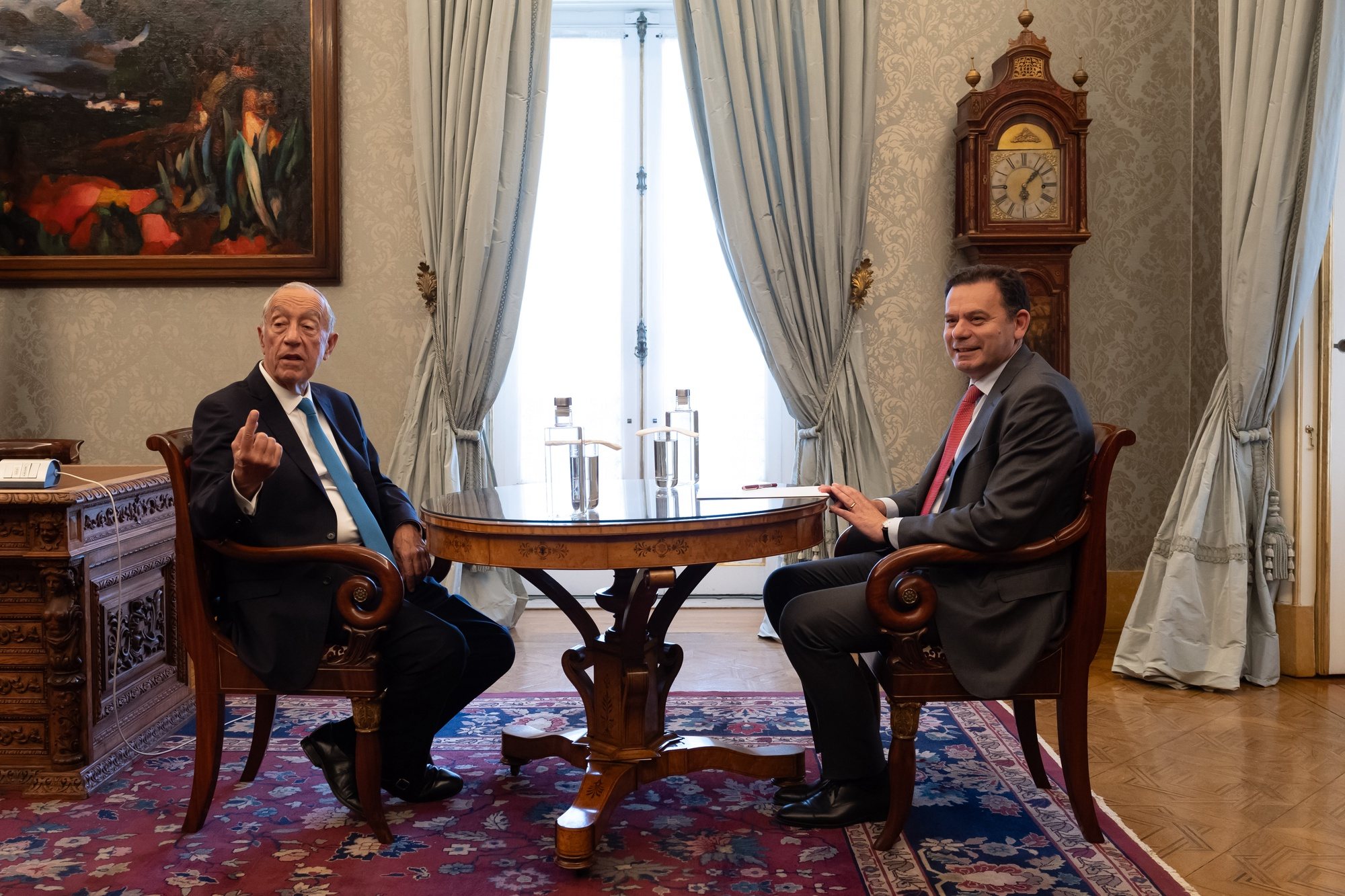 O Presidente da República, Marcelo Rebelo de Sousa (E), e o primeiro-ministro, Luís Montenegro (D), durante a primeira reunião semanal, no Palácio de Belém, em Lisboa, 04 de abril de 2024. JOSÉ SENA GOULÃO/LUSA