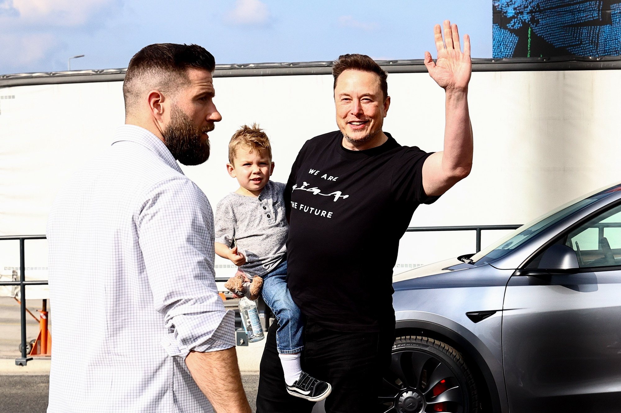 epa11218308 Tesla CEO Elon Musk carries his son X AE A-XII during a visit to the Tesla electric car plant in Gruenheide near Berlin, Germany, 13 March 2024. Musk is in Germany to visit Tesla&#039;s gigafactory at Gruenheide after an arson attack on a nearby power pylon last week left it without electricity and halted production.  EPA/FILIP SINGER