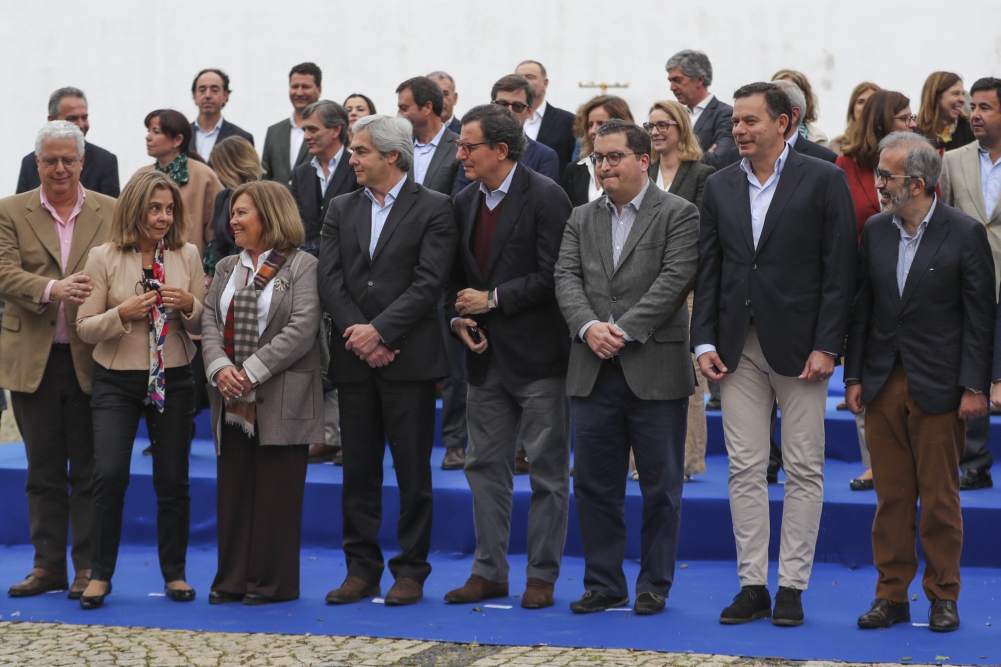 O primeiro-ministro Luís Montenegro (2D) durante a foto família dos membros do XXIV Governo Constitucional no final da reunião do Conselho de Ministros Informal realizado em Óbidos, 6 abril 2024. PAULO CUNHA/LUSA