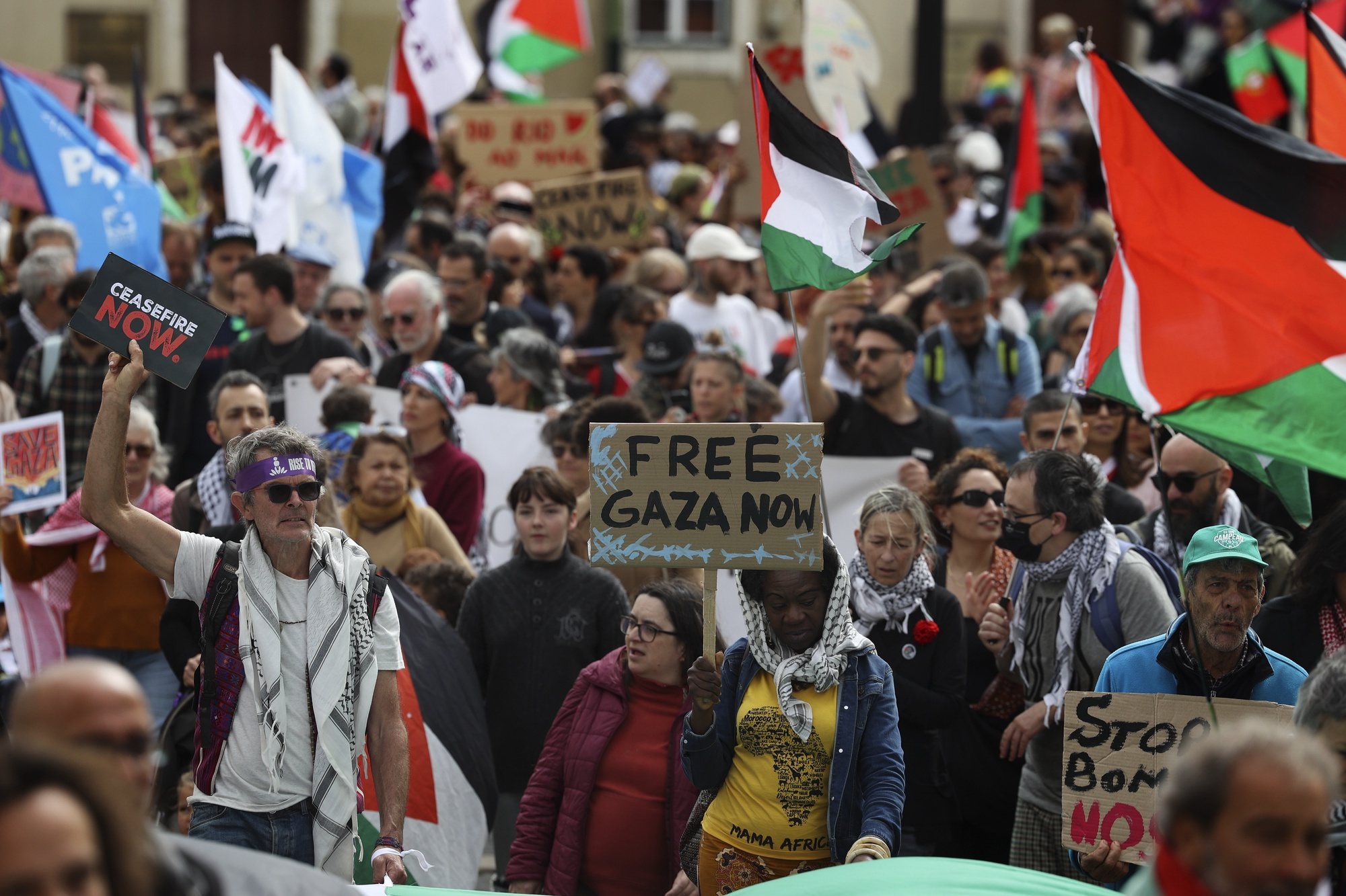 Participantes na manifestação &quot;Abril pela Palestina&quot;, organizada pela Plataforma de Solidariedade com a Palestina, no dia em que se cumprem seis meses da guerra na faixa de Gaza, na praça do Município, em Lisboa, 7 de abril de 2024. MIGUEL A. LOPES/LUSA