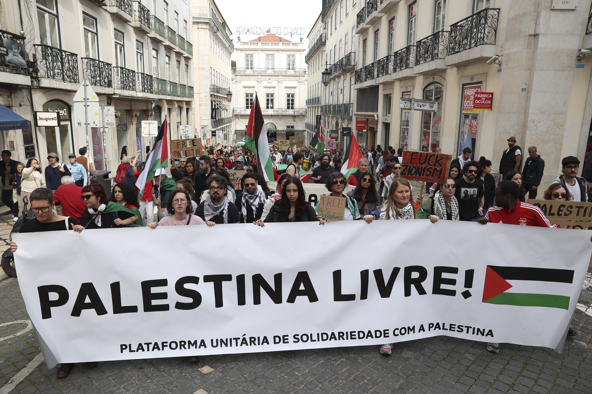 Participantes na manifestação &quot;Abril pela Palestina&quot;, organizada pela Plataforma de Solidariedade com a Palestina, no dia em que se cumprem seis meses da guerra na faixa de Gaza, na praça do Município, em Lisboa, 7 de abril de 2024. MIGUEL A. LOPES/LUSA