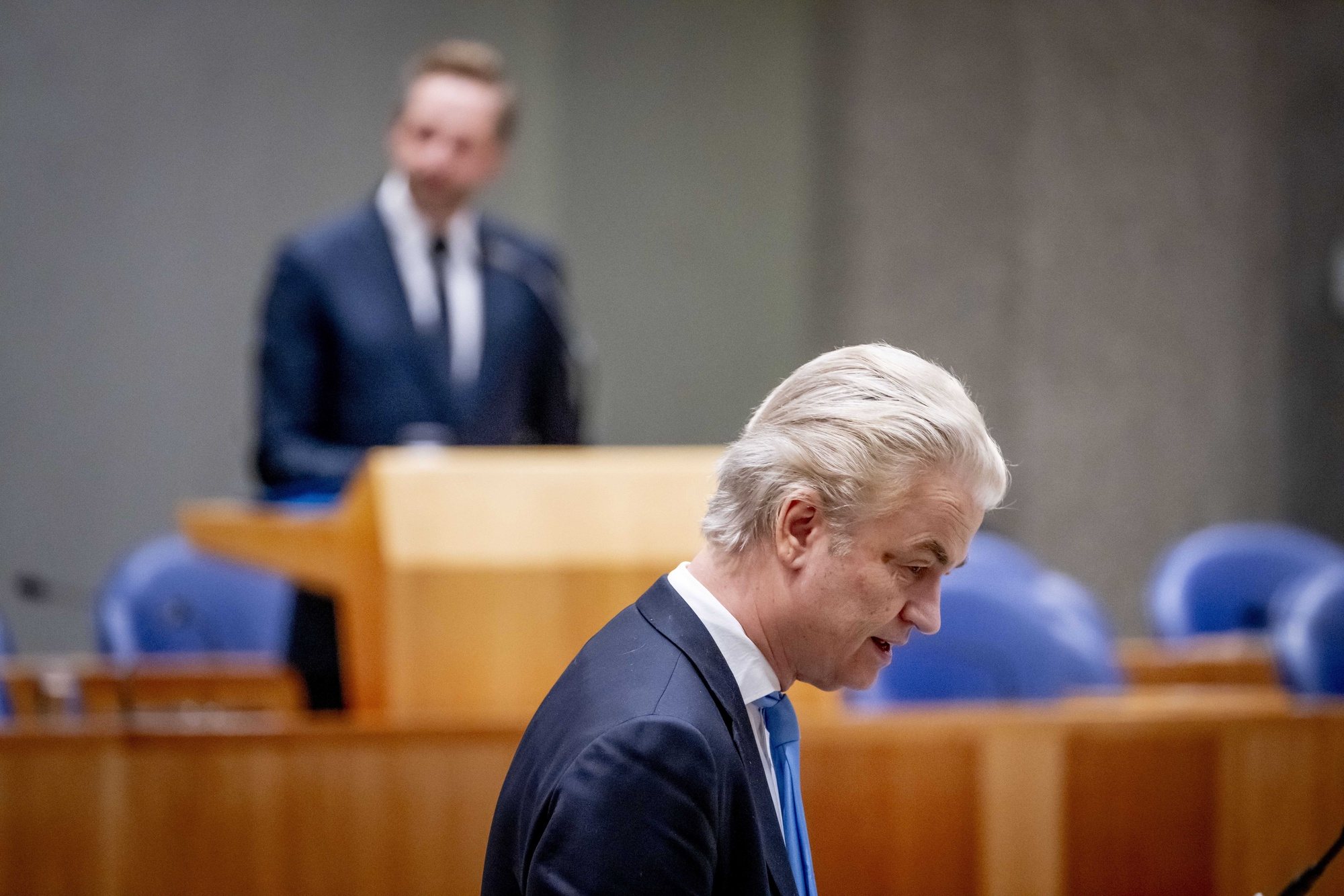 epa11255963 Outgoing Dutch Minister Hugo de Jonge (L, Internal Affairs) and Dutch politician Geert Wilders (R) during the debate about Russian money flows to Dutch politicians, in the House of Representatives, in The Hague, The Netherlands, 02 April 2024. According to the Czech secret service, a pro-Russian news site sent hundreds of thousands of euros to Dutch politicians, among others, last year to speak out against Ukraine and the European Union.  EPA/ROBIN UTRECHT