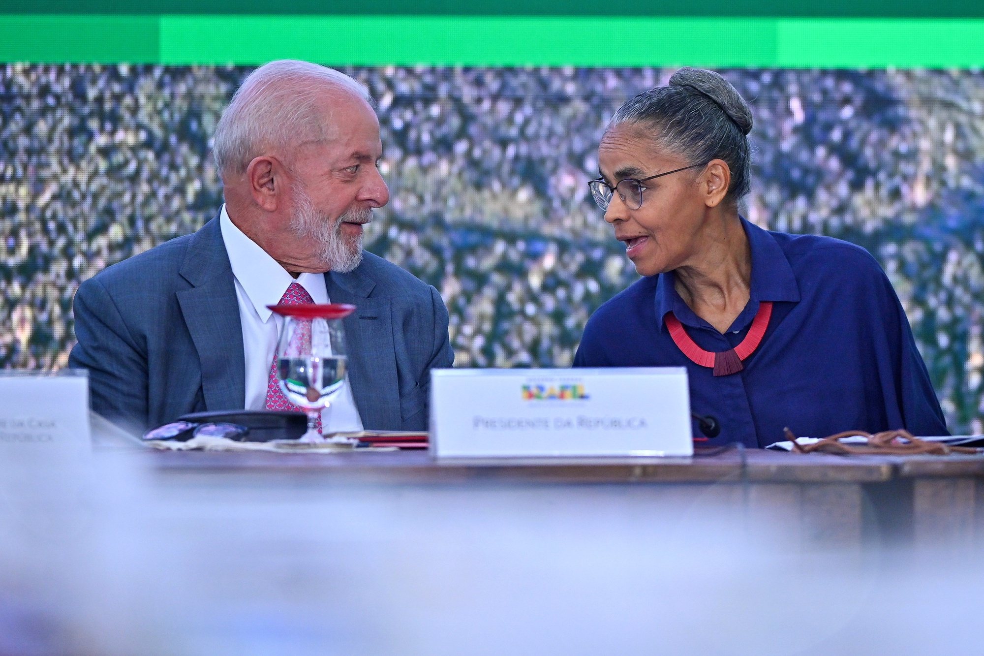 epa11267618 Brazilian President Luiz Inacio Lula da Silva (L) speaks with Brazil&#039;s Minister of the Environment and Climate Change, Marina Silva (R), during the launch of the Union with Municipalities program, aimed at the reduction of deforestation and forest fires in the Amazon, at the Palacio del Planalto in Brasilia, Brazil, 09 April 2024. Da Silva introduced the new program designed to combat deforestation in the Amazon at a ceremony attended by dozens of mayors of Amazonian municipalities. The program will offer financial assistance to municipalities that participate in protecting the biome.  EPA/Andre Borges