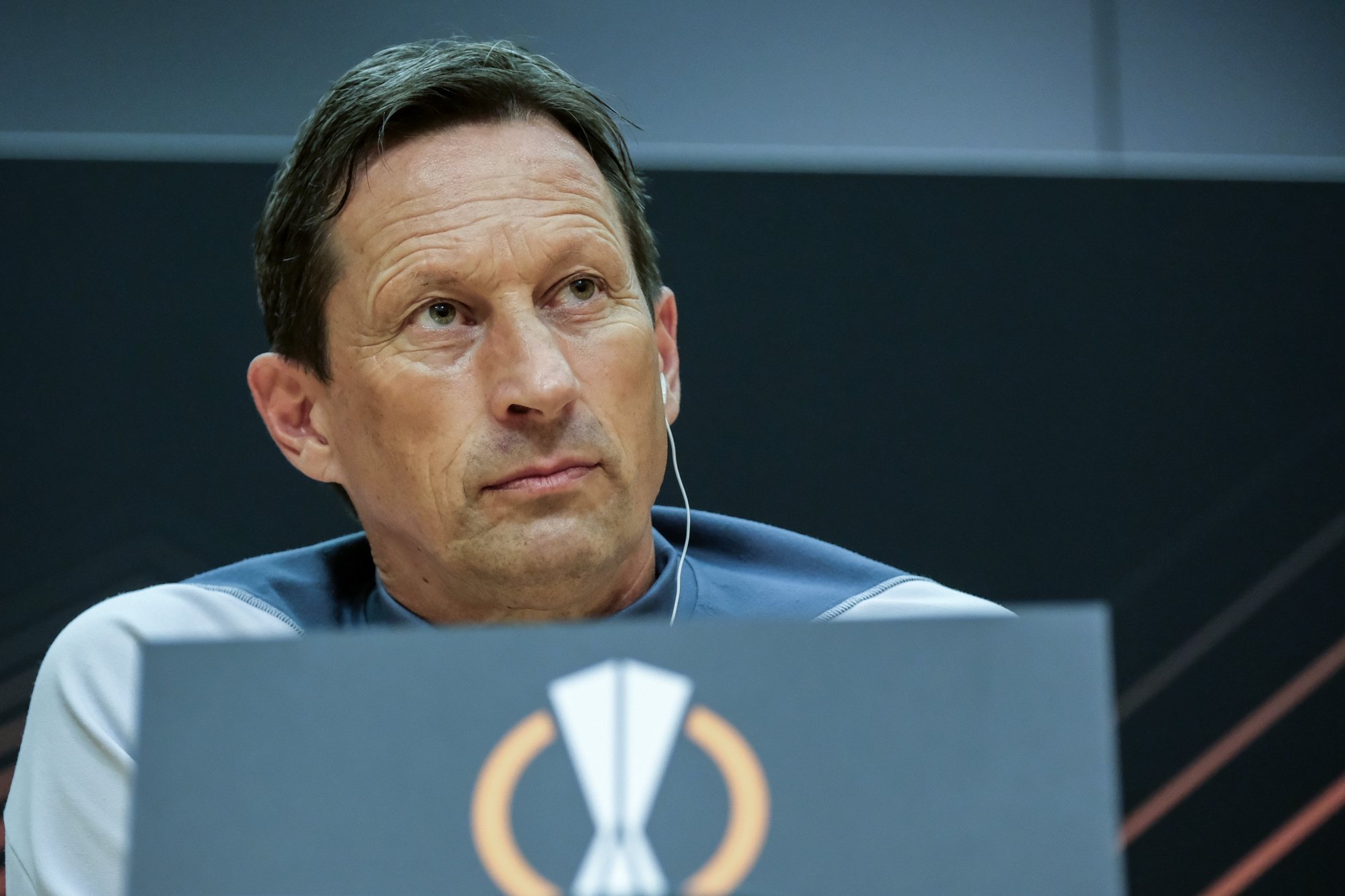 epa11270093 Benfica&#039;s head coach Roger Schmidt attends a press conference following the team&#039;s training training session at Benfica Campus in Seixal, Portugal, 10 April 2024. SL Benfica will face Olympique Marseille in a UEFA Europa League quartefinal, 1st leg soccer match on 11 April.  EPA/RUI MINDERICO